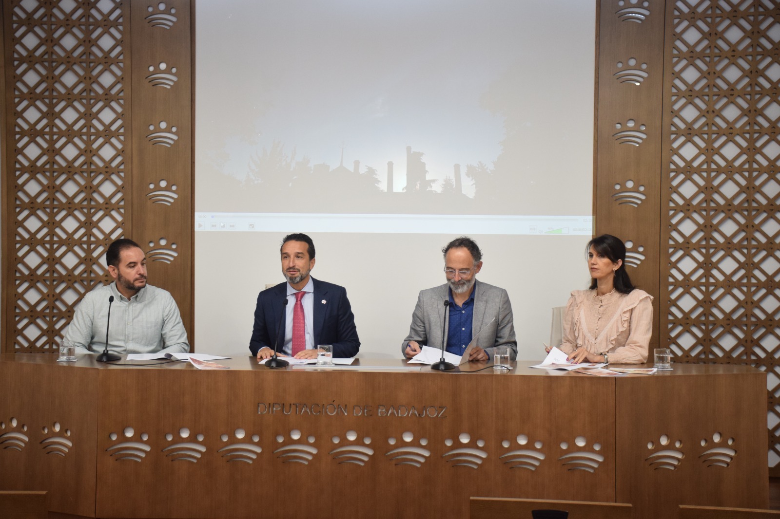 Foto del secretario general de Cultura y otras autoridades participantes en la presentación