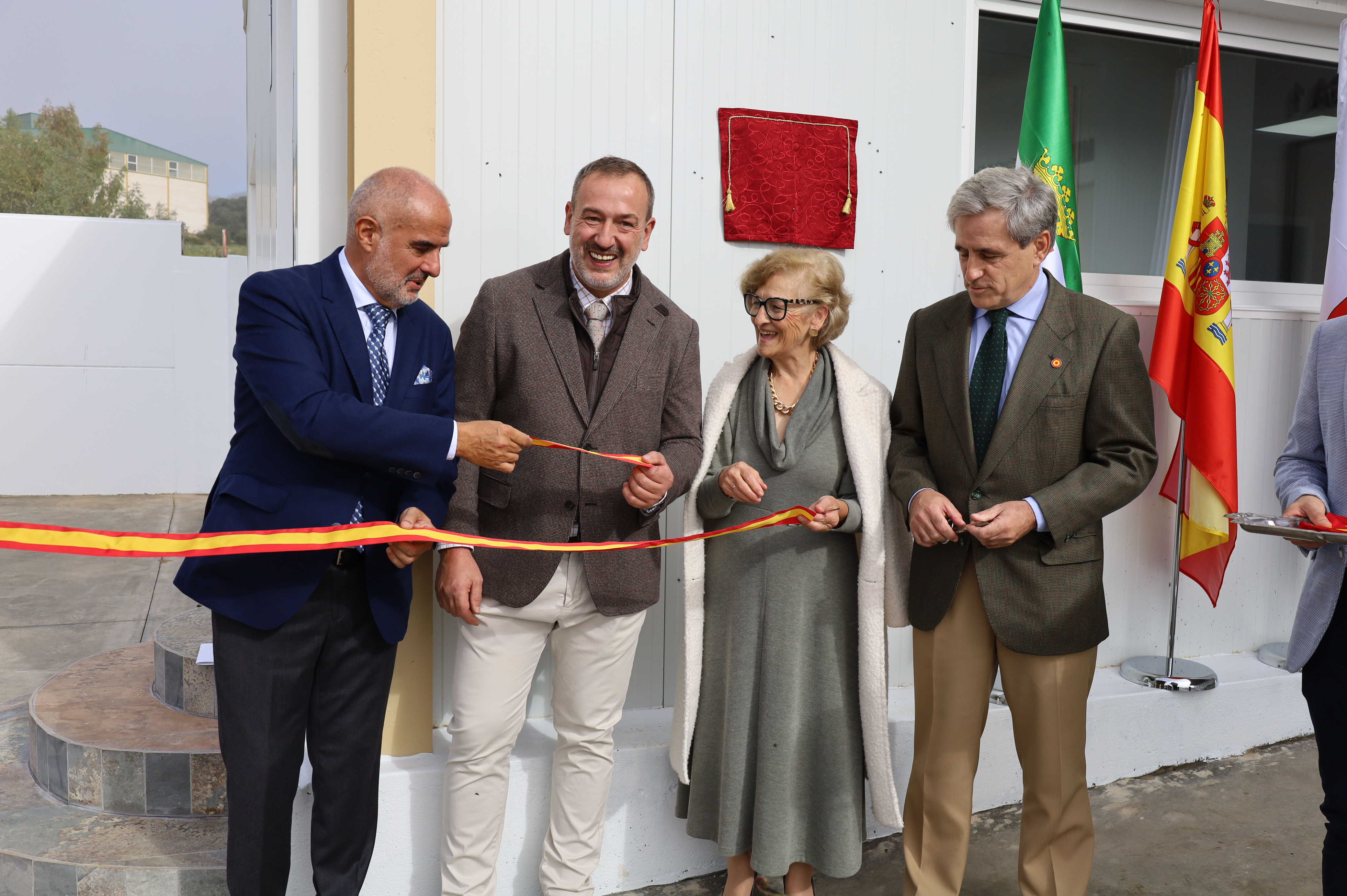 Image 1 of article El consejero de Gestión Forestal y Mundo Rural inaugura la empresa Cárnicas Valmorisco en Alía