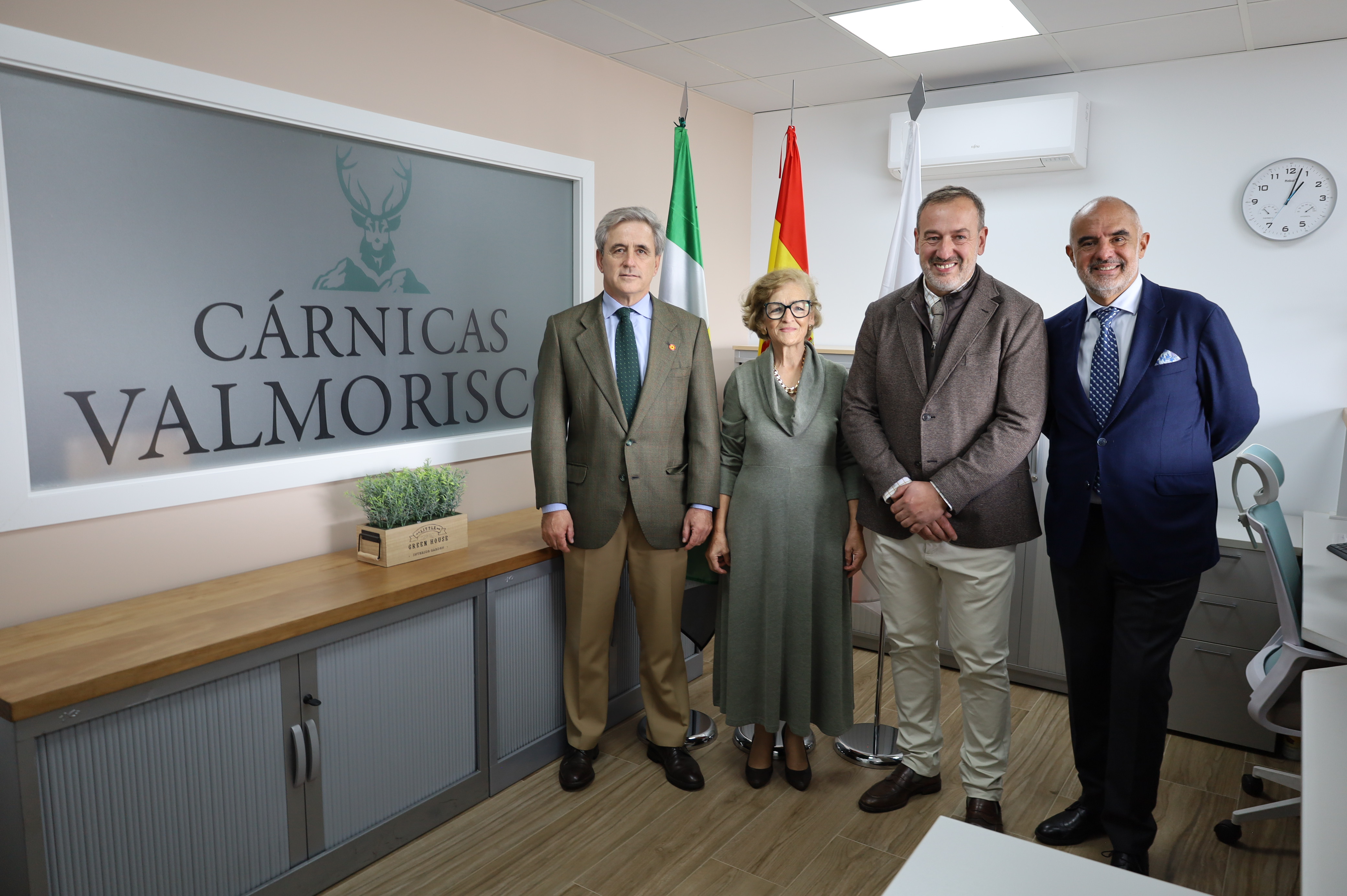 Image 3 of article El consejero de Gestión Forestal y Mundo Rural inaugura la empresa Cárnicas Valmorisco en Alía