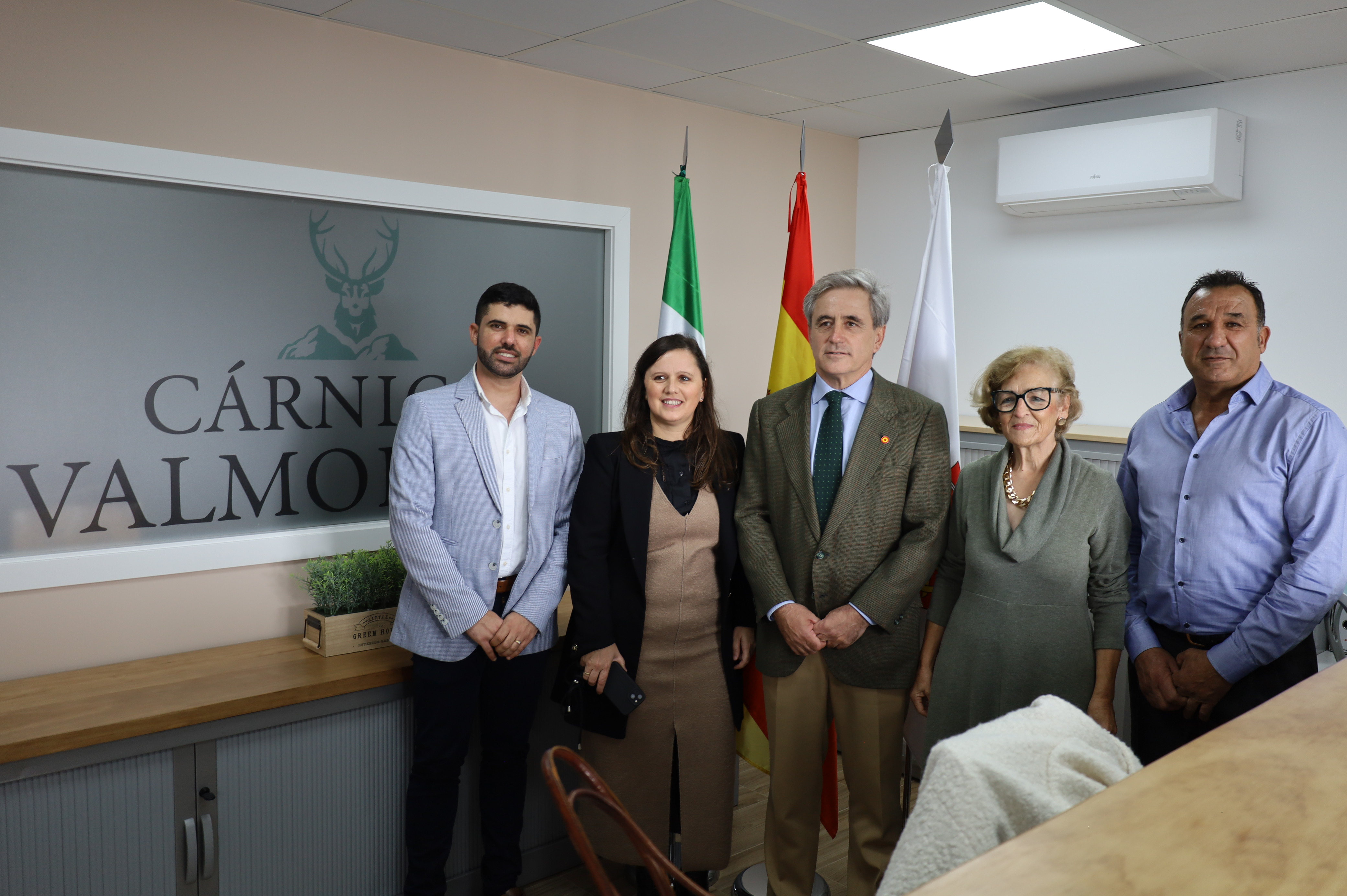 Image 4 of article El consejero de Gestión Forestal y Mundo Rural inaugura la empresa Cárnicas Valmorisco en Alía