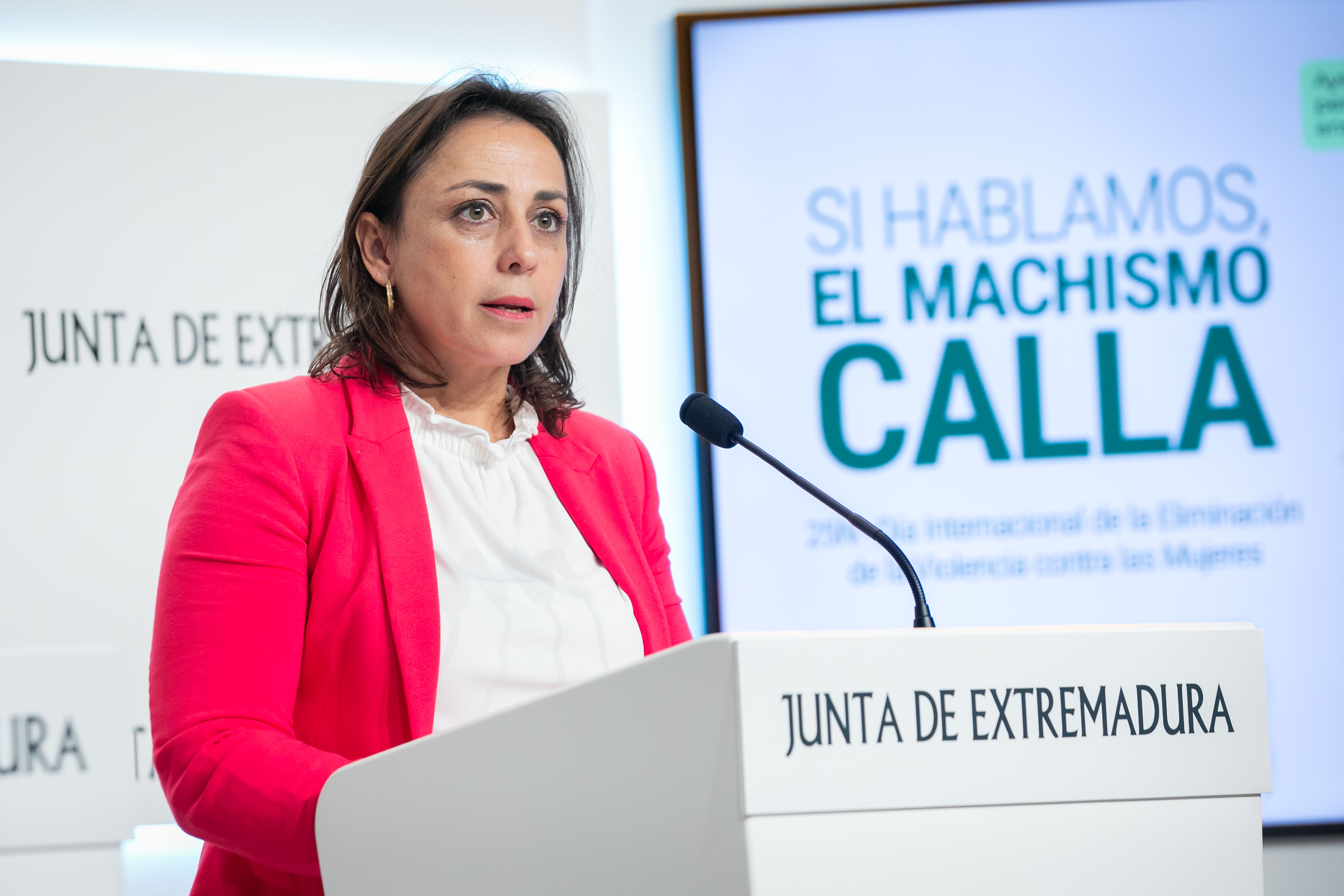 Image 2 of article Si hablamos, el machismo calla, lema elegido por la Junta de Extremadura para la campaña del 25 de noviembre