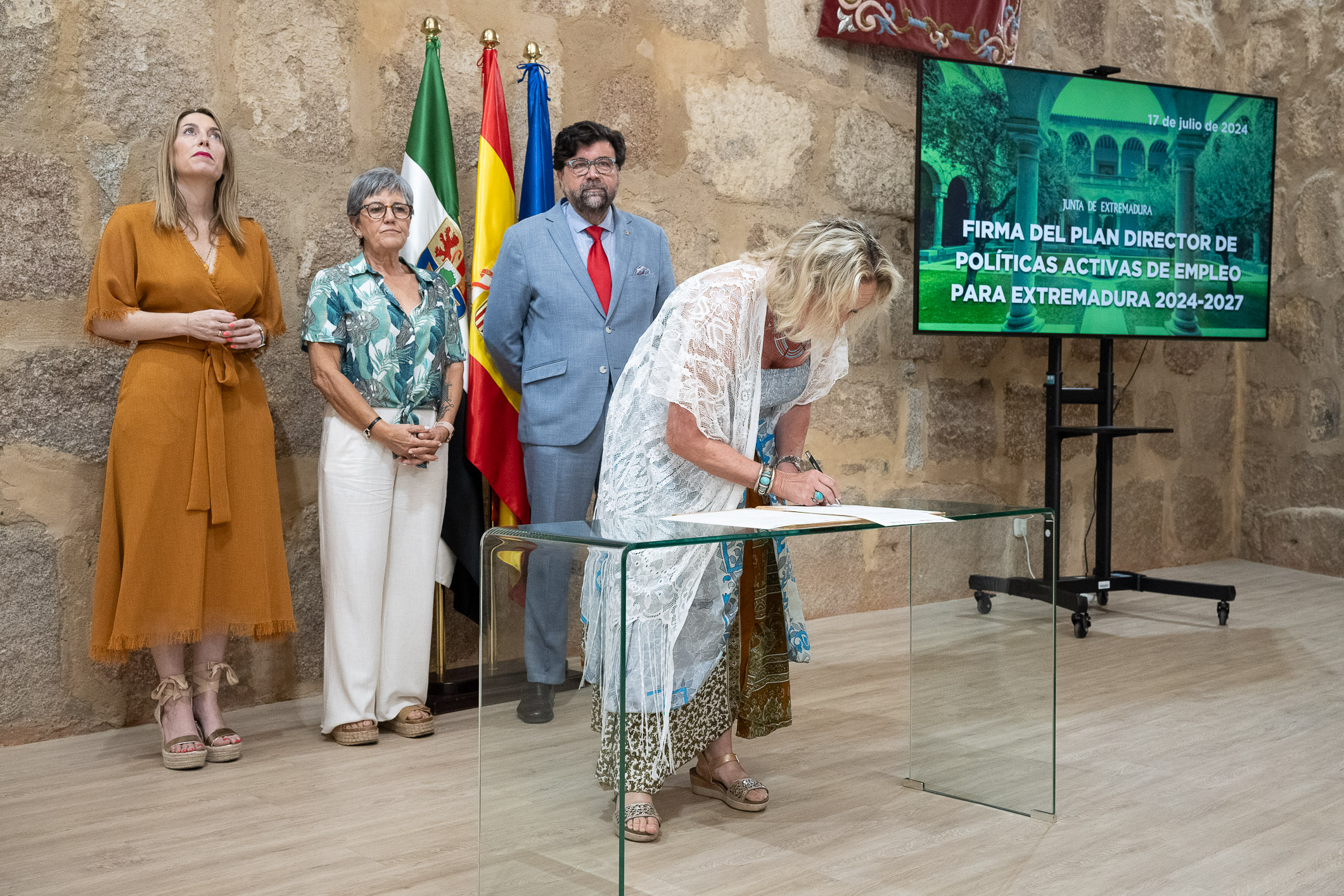 Image 2 of article La Junta firma con los agentes sociales y económicos el Plan director de Políticas Activas de Empleo para Extremadura 2024-2027