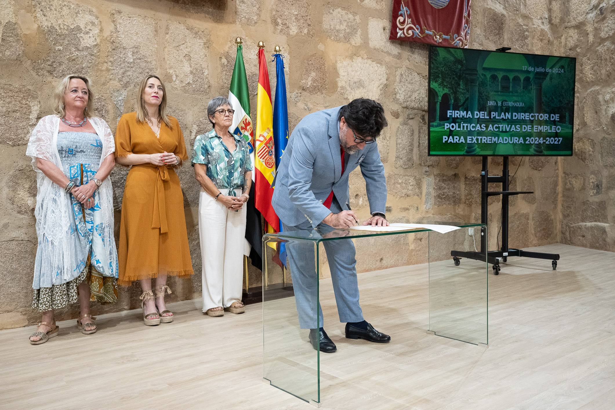 Image 3 of article La Junta firma con los agentes sociales y económicos el Plan director de Políticas Activas de Empleo para Extremadura 2024-2027
