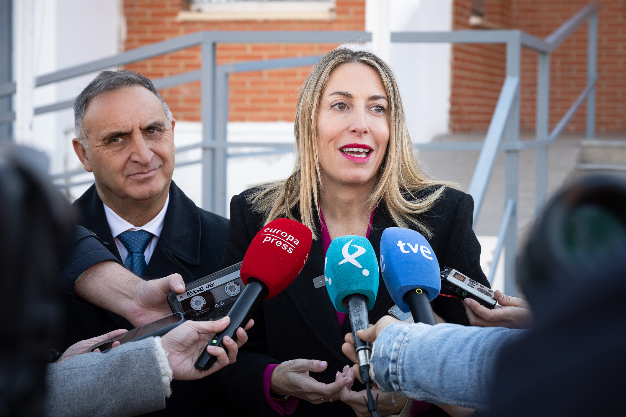 La presidenta de la Junta, María Guardiola, atiende a los medios durante su visita al Centro Penitenciario Cáceres.