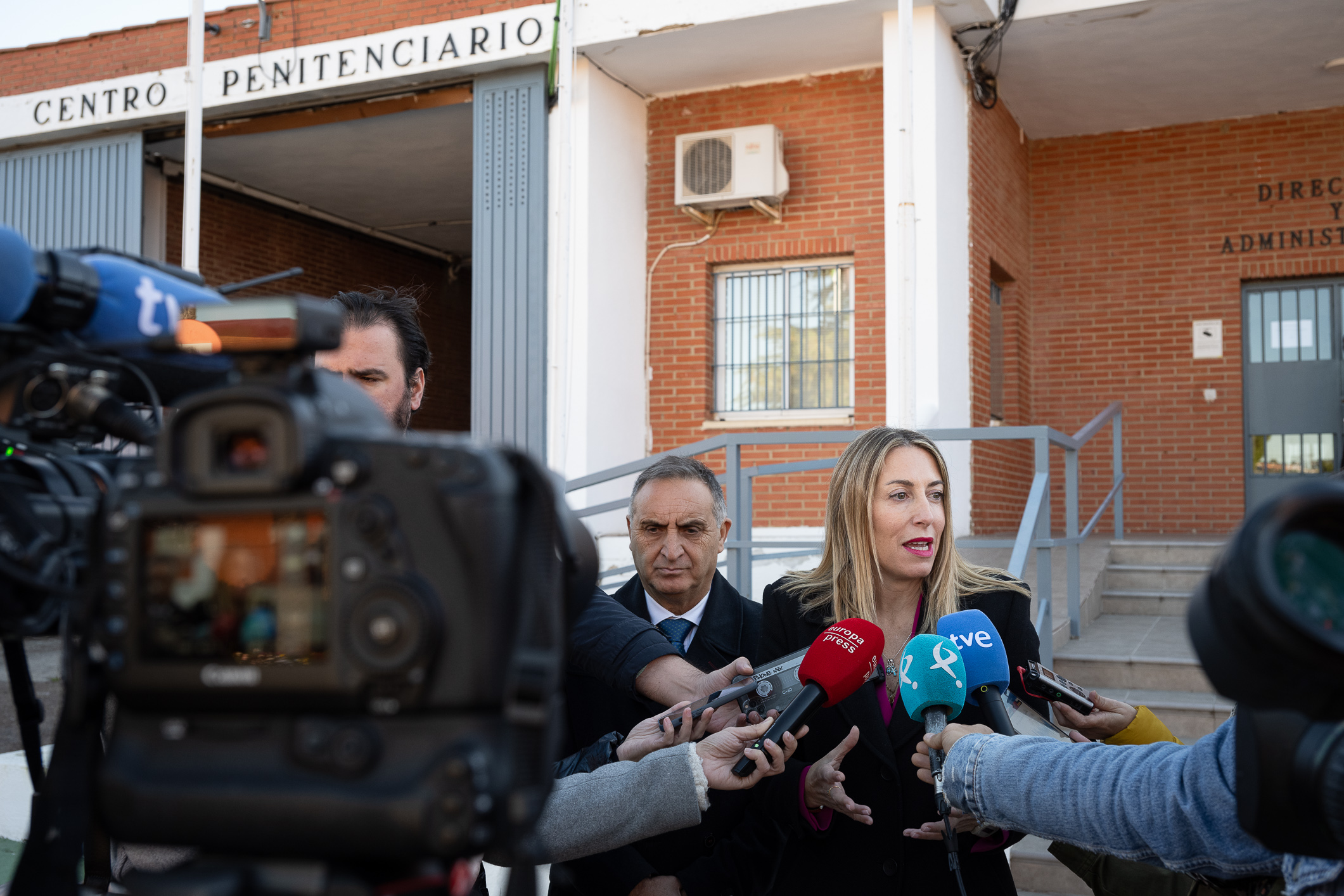 La presidenta de la Junta, María Guardiola, atiende a los medios durante su visita al Centro Penitenciario Cáceres.