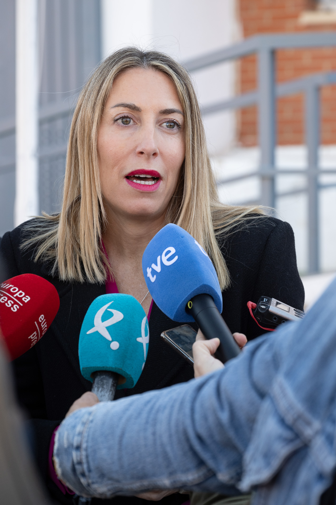 La presidenta de la Junta, María Guardiola, atiende a los medios durante su visita al Centro Penitenciario Cáceres.