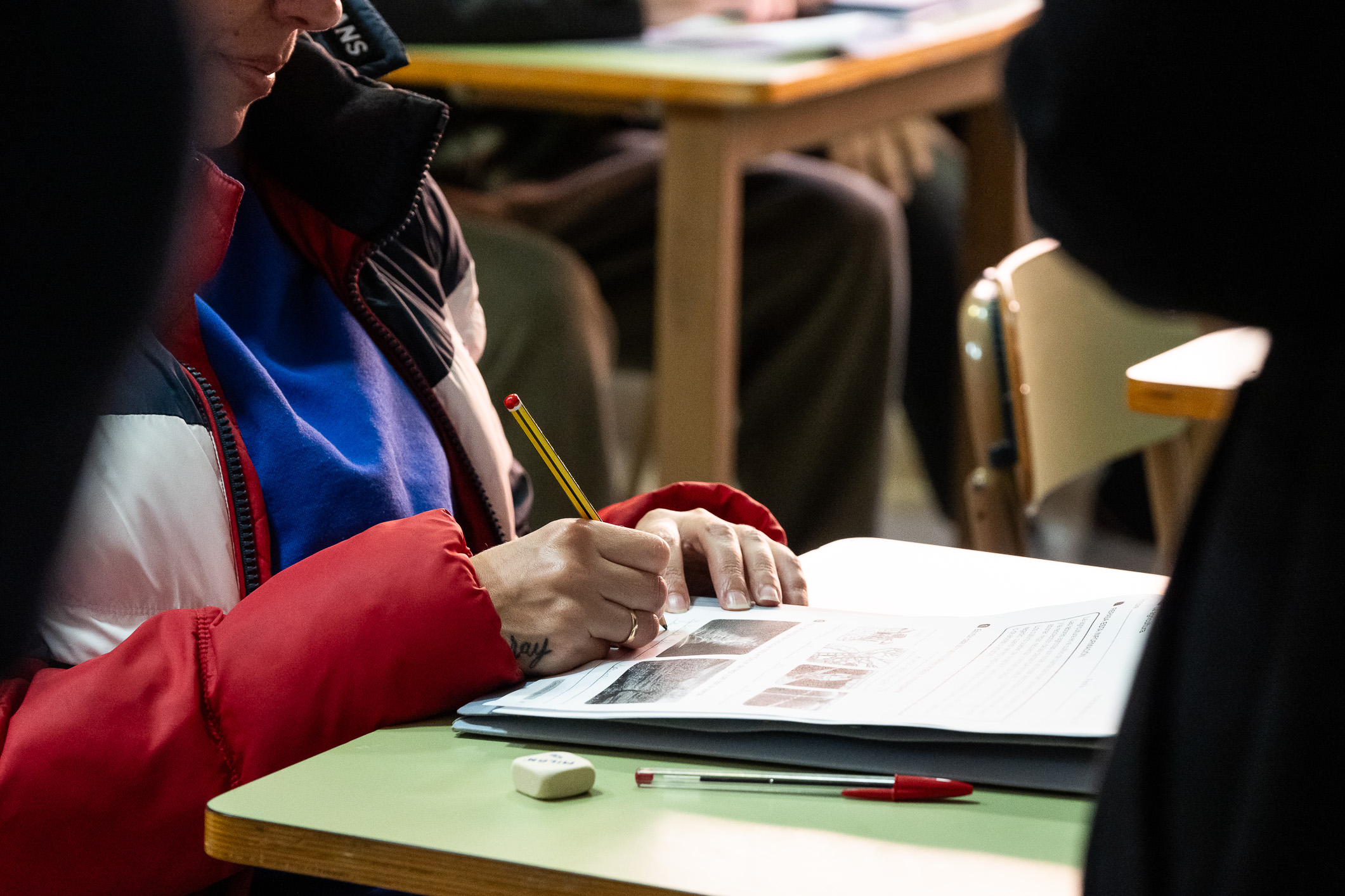 Una persona escribe durante el curso de igualdad.