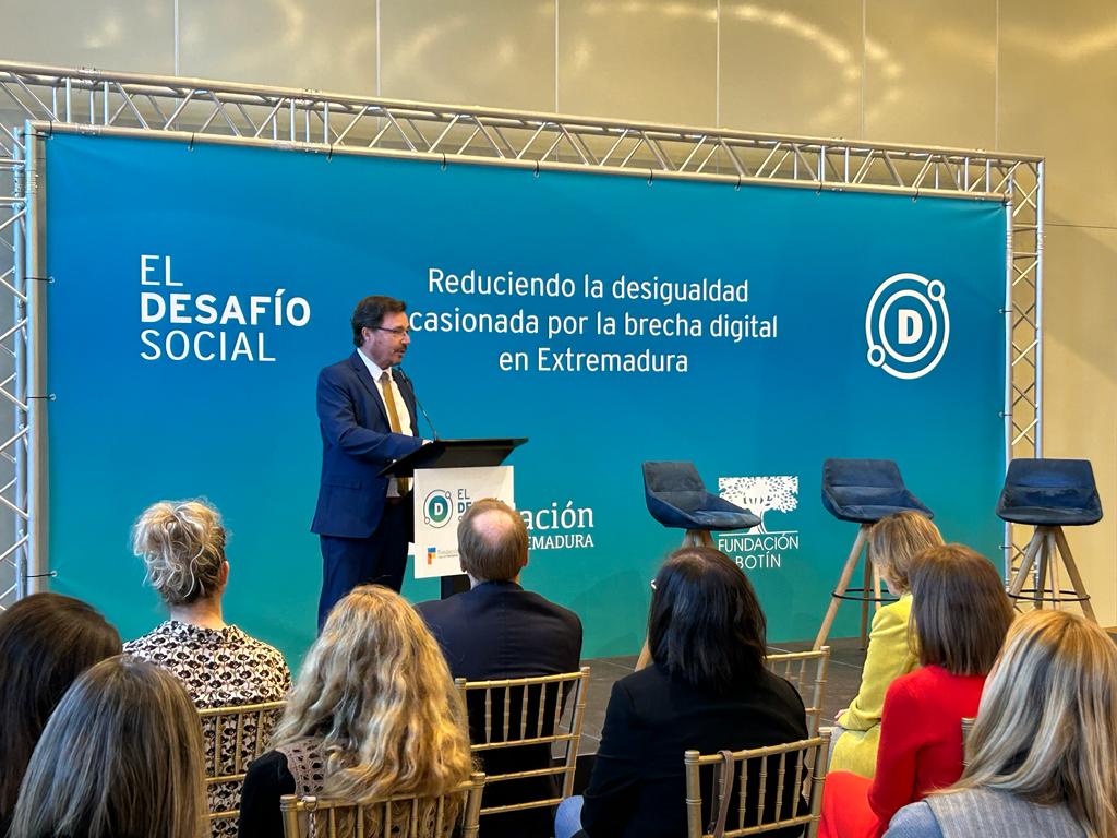 Foto del consejero de Economía, Empleo y Transformación Digital durante el encuentro