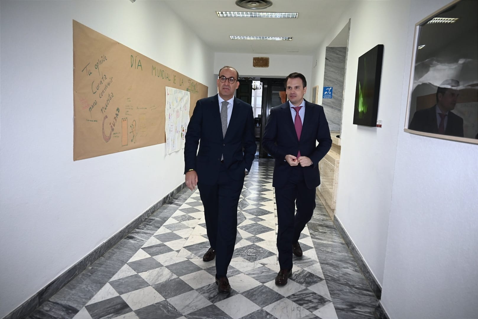 Foto del consejero de Presidencia, Interior y Diálogo Social y el alcalde de Cáceres