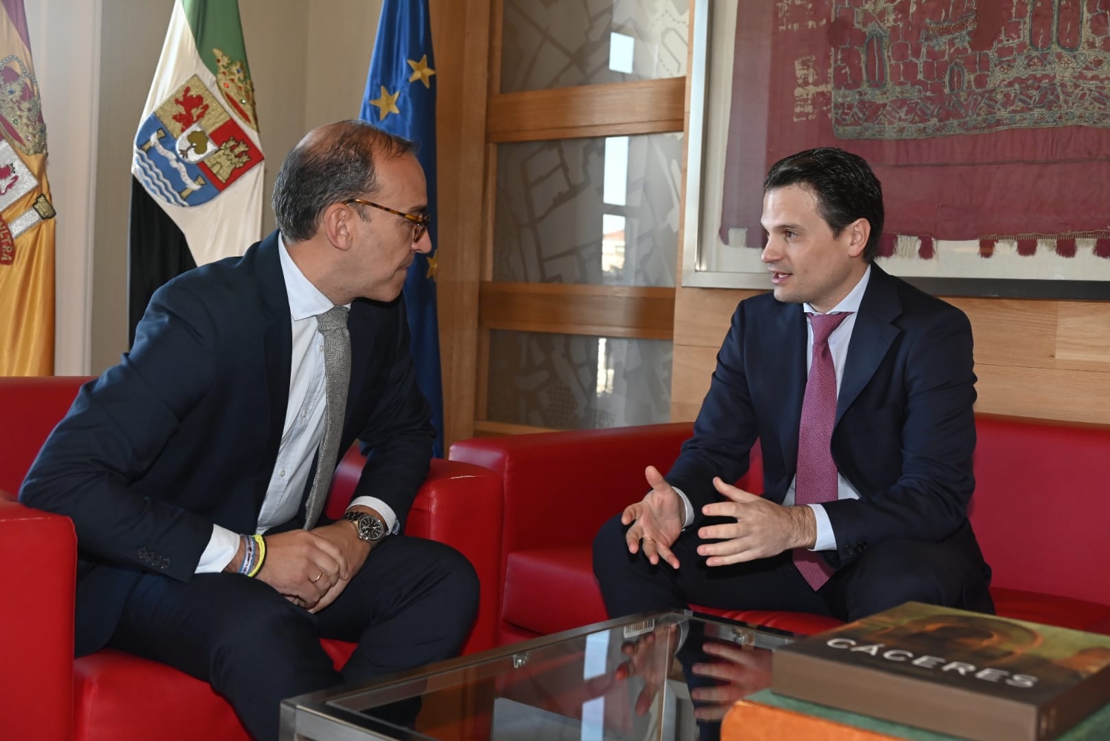 Foto del consejero de Presidencia, Interior y Diálogo Social y el alcalde de Cáceres
