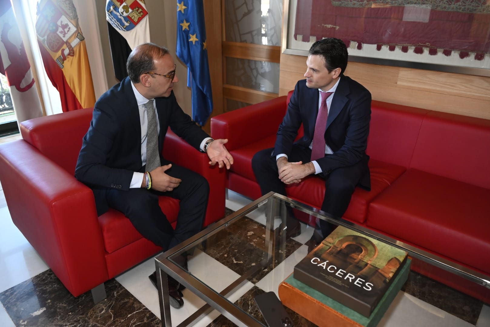 Foto del consejero de Presidencia, Interior y Diálogo Social y el alcalde de Cáceres