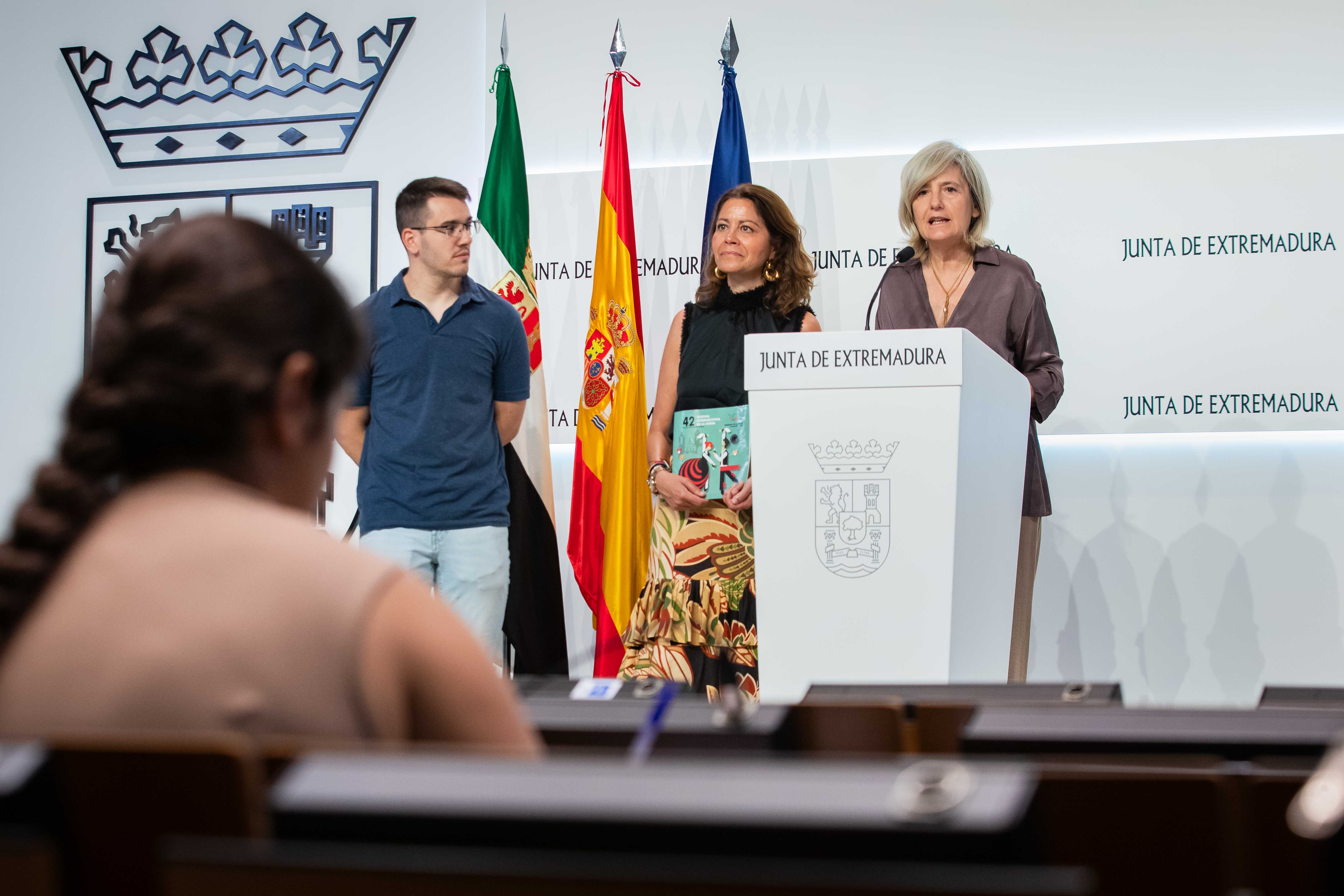 Imagen de la consejera de Cultura durante la rueda de prensa