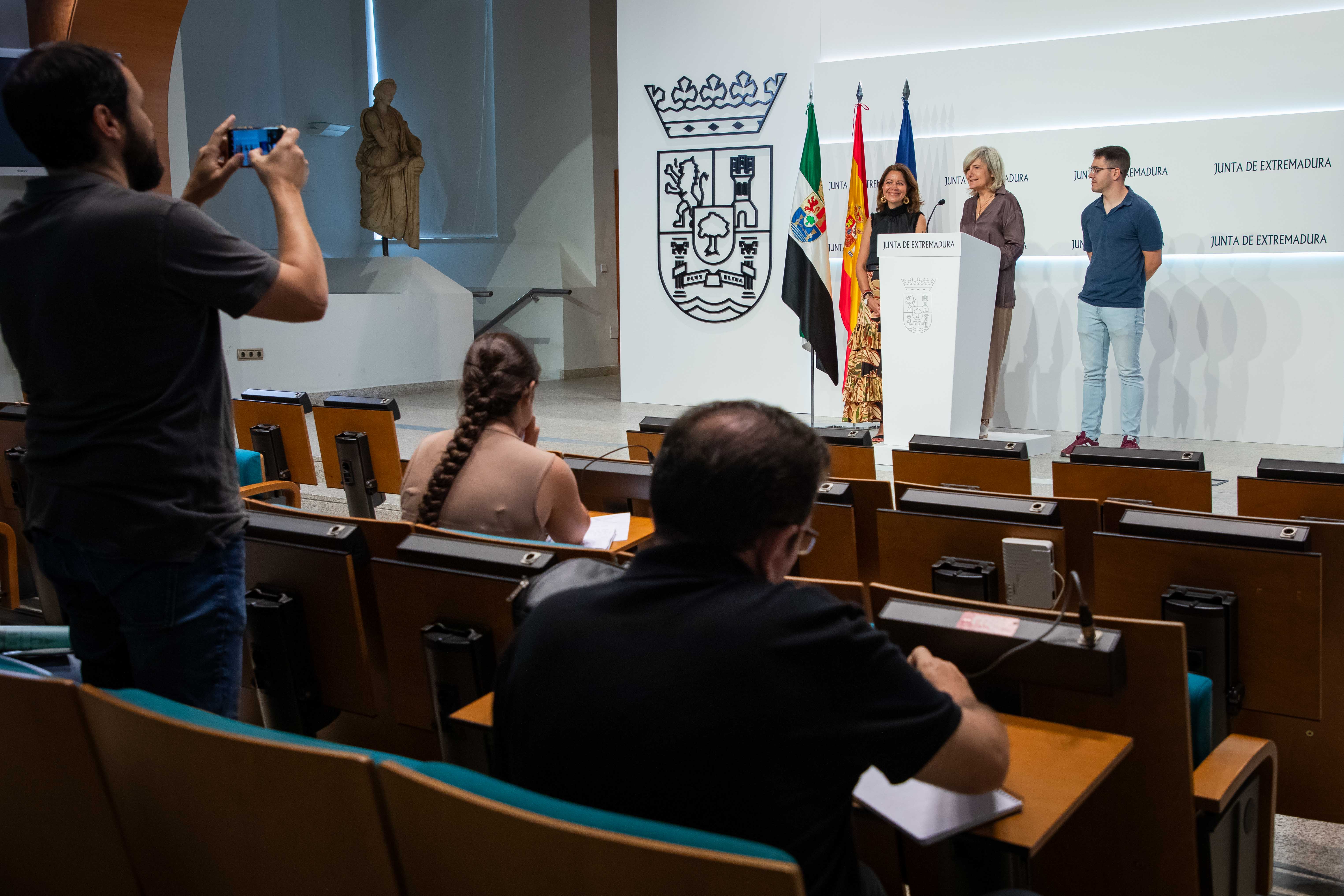 Imagen de la consejera de Cultura durante la rueda de prensa