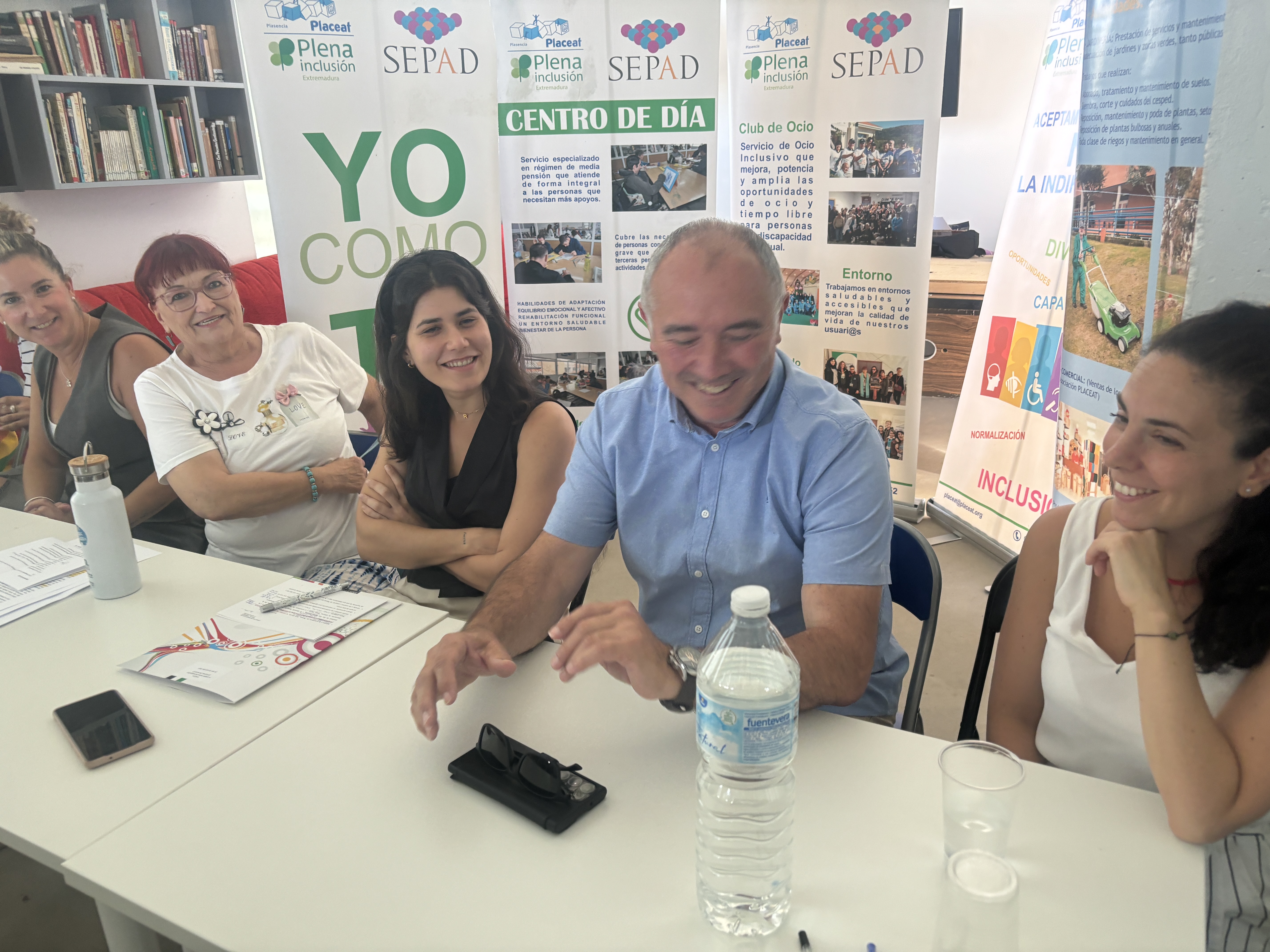 Las autoridades asistentes