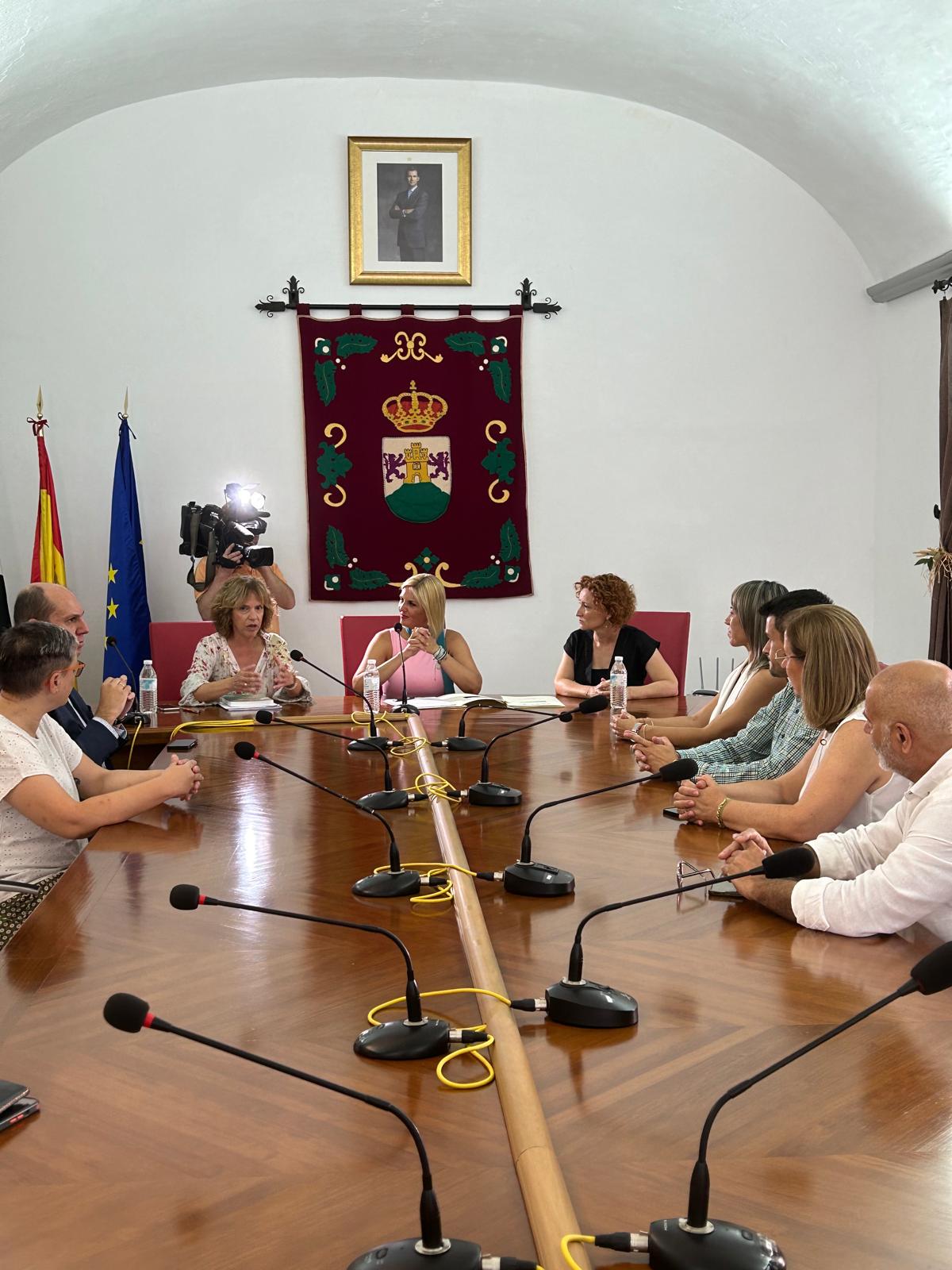 Image 2 of article La Junta de Extremadura cede de forma gratuita un inmueble destinado a Centro de Día en Burguillos del Cerro