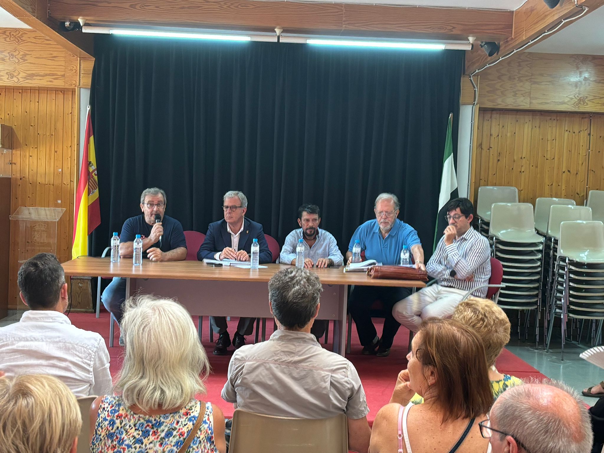 Reunión con los vecinos de Oliva de Plasencia foto 1