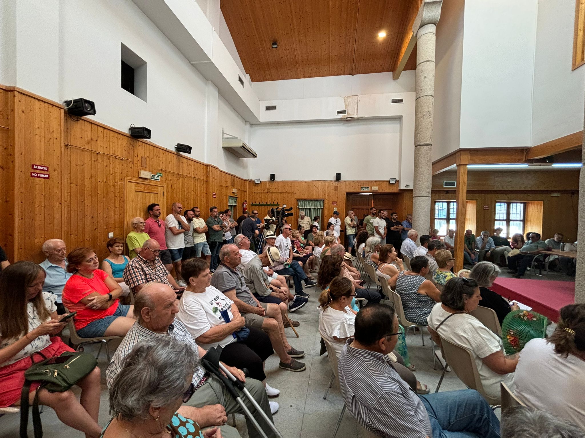 Reunión con los vecinos de Oliva de Plasencia foto 2