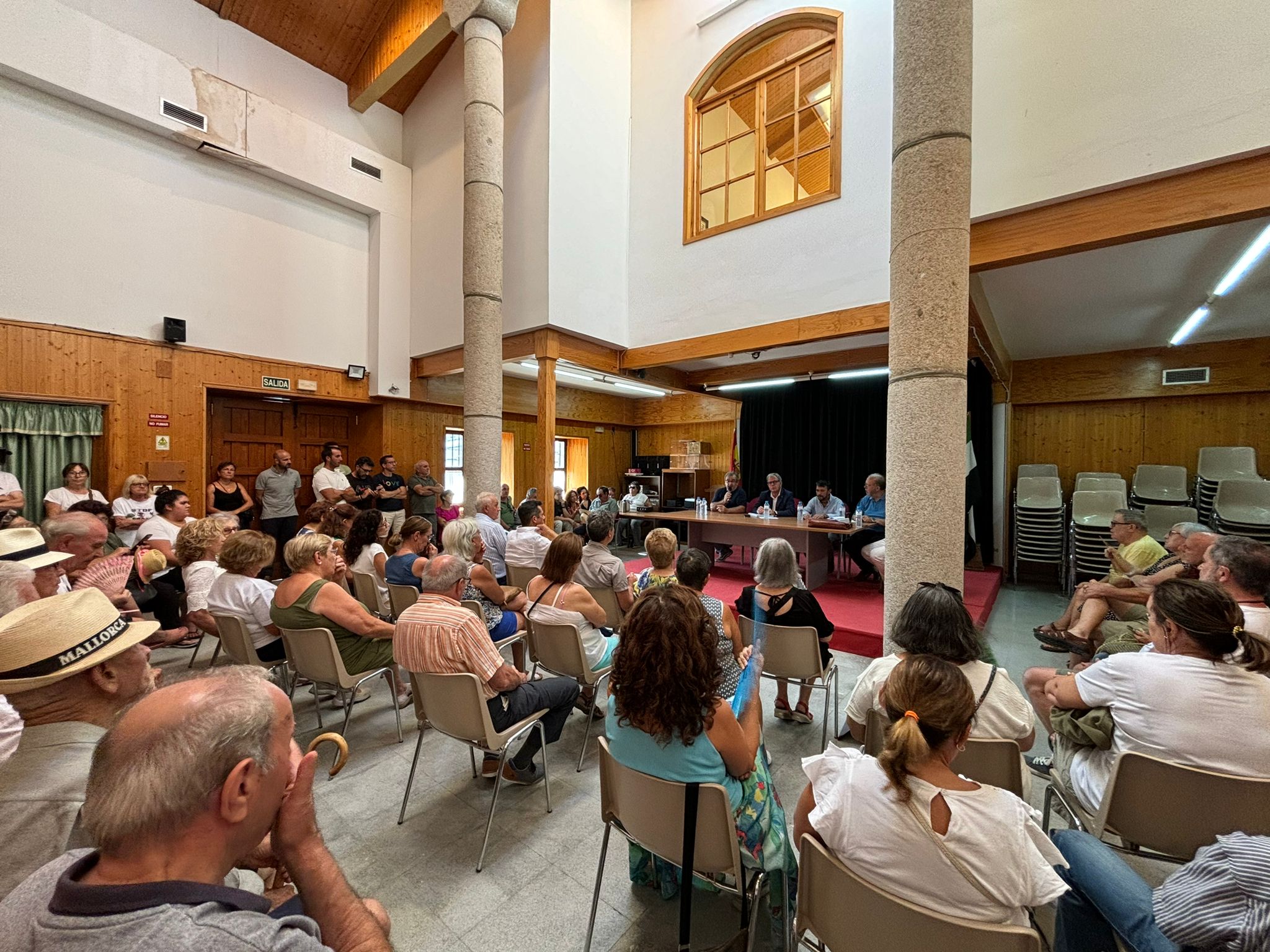 Reunión con los vecinos de Oliva de Plasencia foto 4
