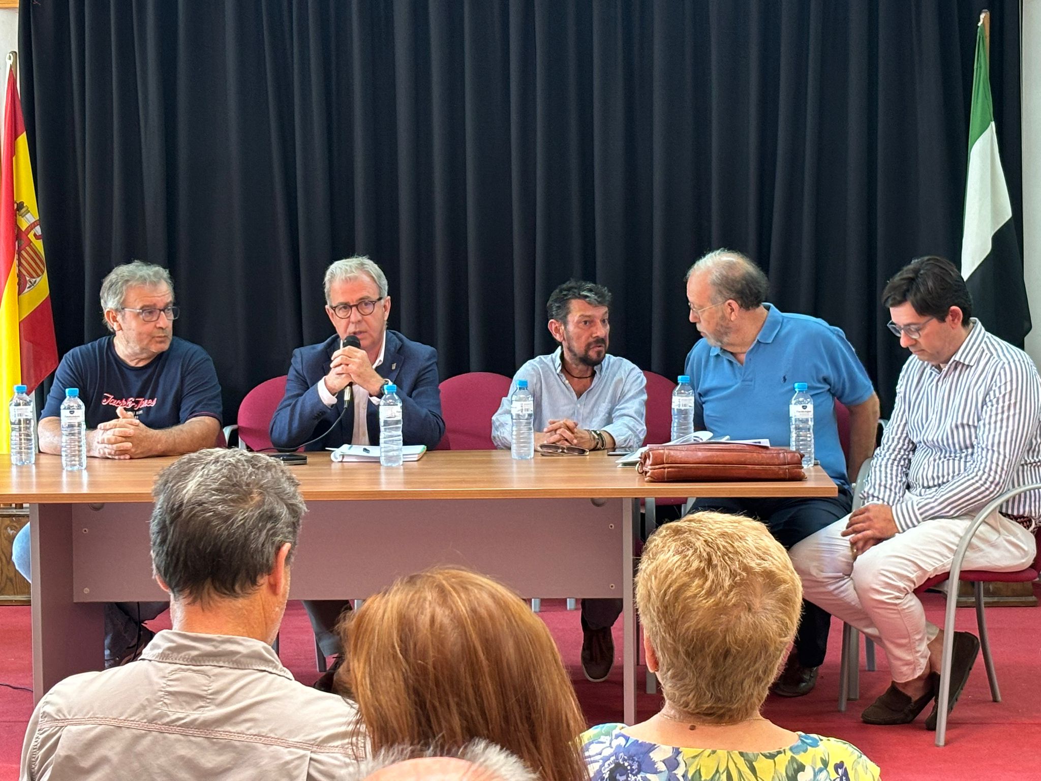 Reunión con los vecinos de Oliva de Plasencia foto 6