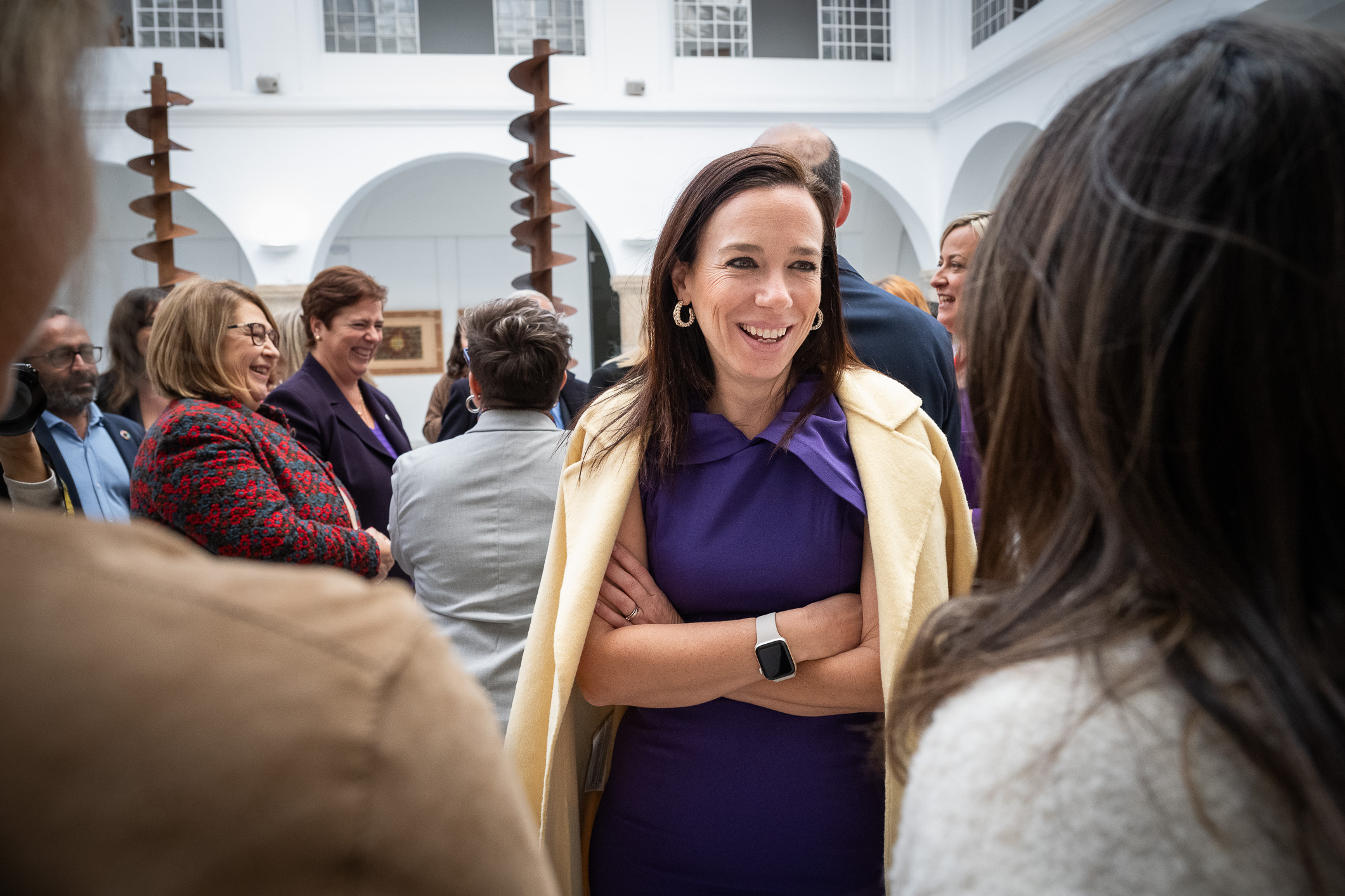 La consejera de Salud y Servicios Sociales, Sara García, saluda a asistentes al acto institucional del 25N.