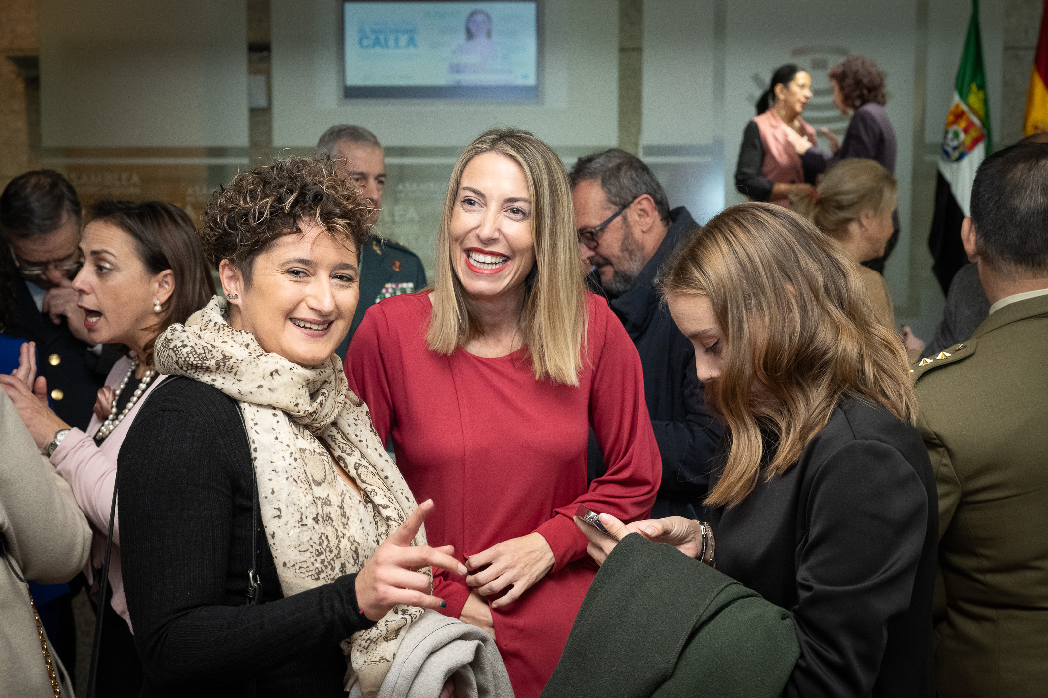 La presidenta María Guardiola saluda a asistentes al acto institucional del 25N