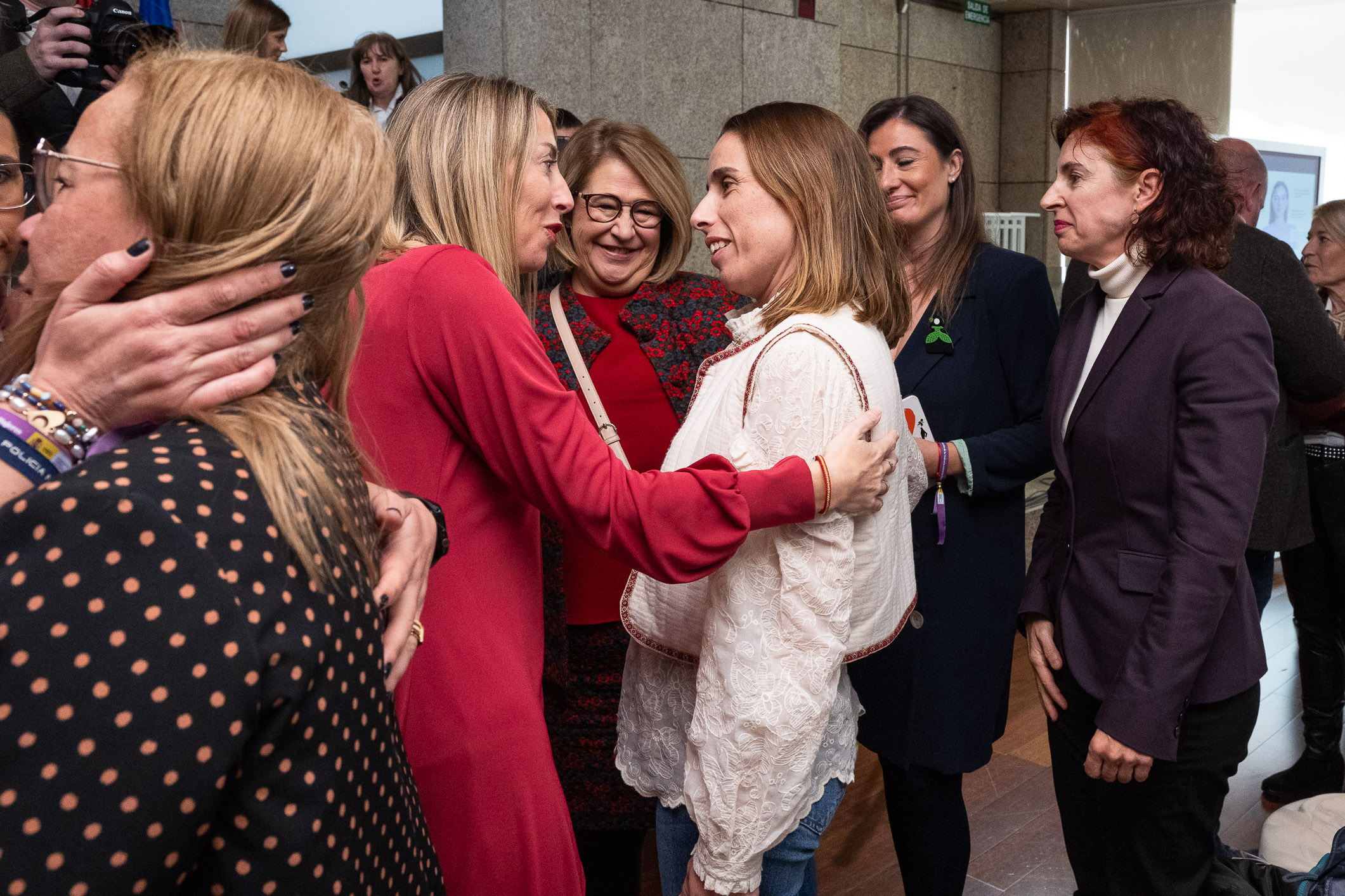 La presidenta María Guardiola saluda a asistentes al acto institucional del 25N