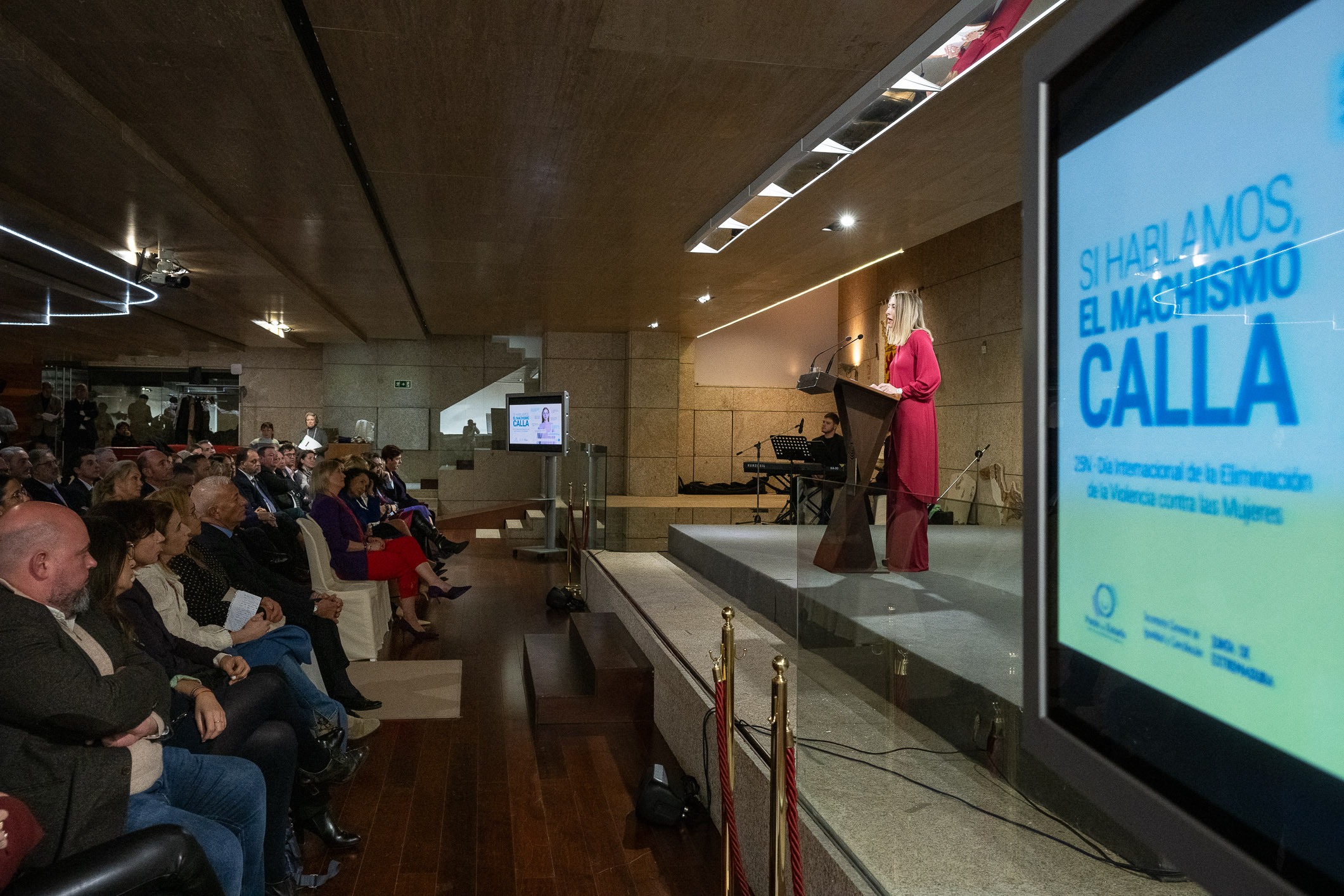 Intervención de la presidenta de la Junta de Extremadura, María Guardiola, durante el acto institucional con motivo del 25N.