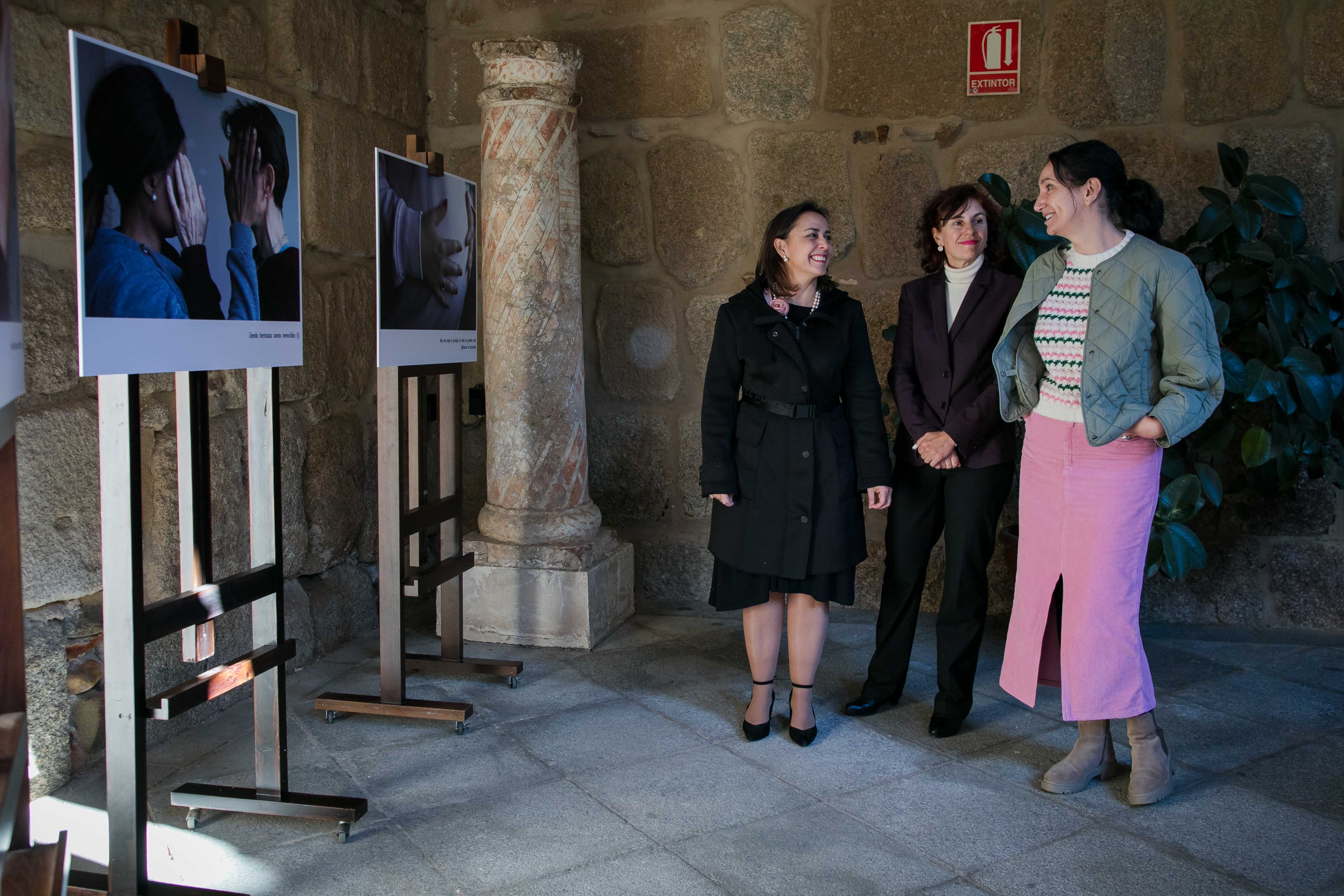 Foto de la secretaria general de Igualdad y Conciliación, la autora de la exposición y la directora del IMEX en la inauguración