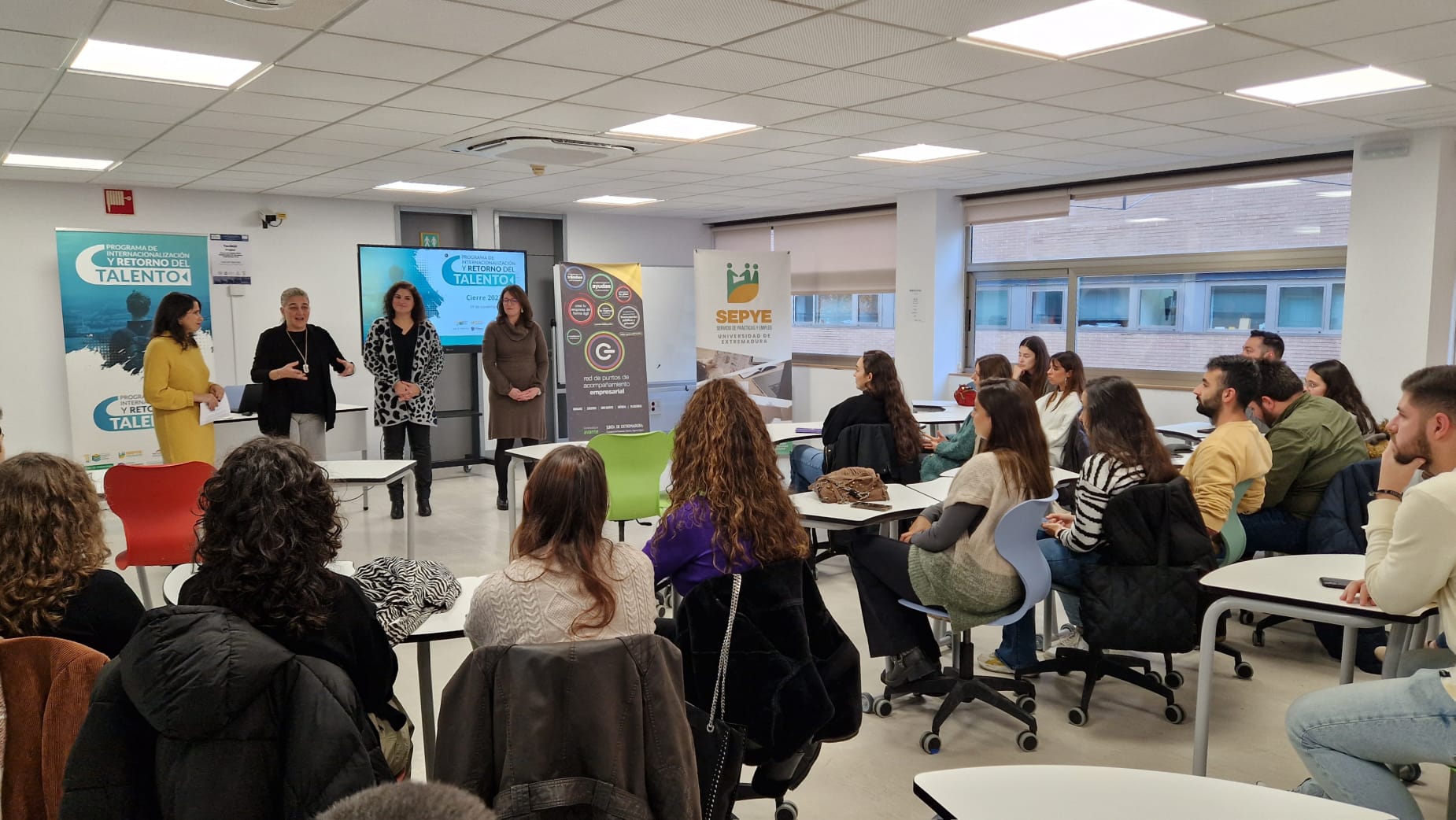 Imagen del artículo Un programa de la Junta de Extremadura facilita que 56 titulados de la UEX hagan prácticas en 52 empresas