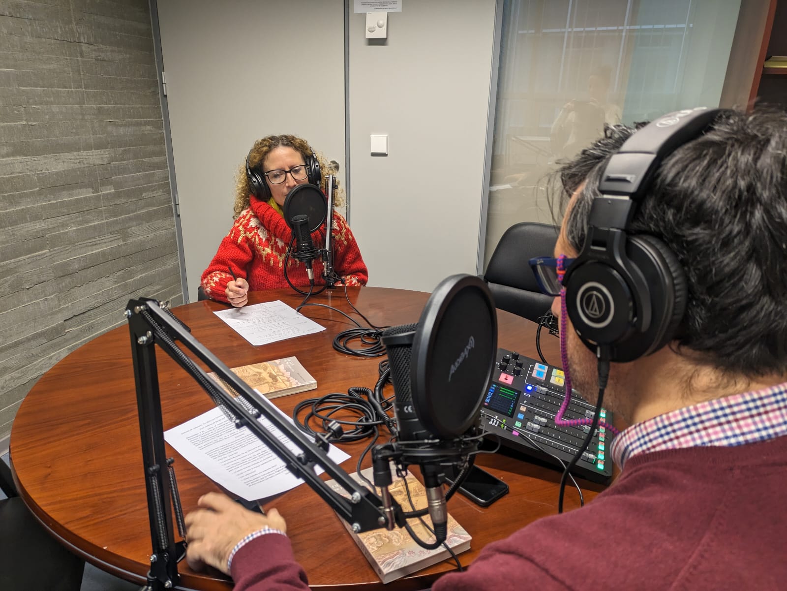 Foto del director de la Editora Regional de Extremadura y de la responsable del Plan de Fomento de la Lectura 