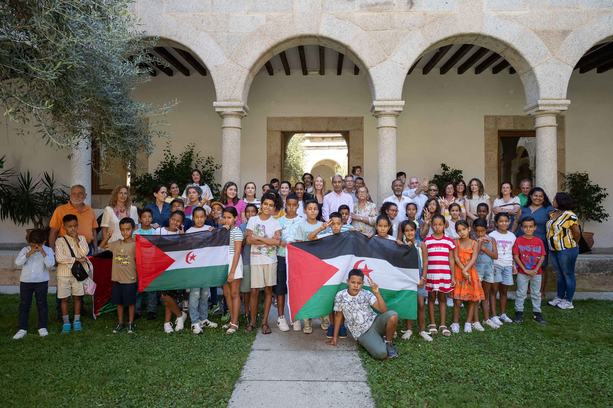 20240903 María Guardiola recibe a un grupo de niños saharauis del ...