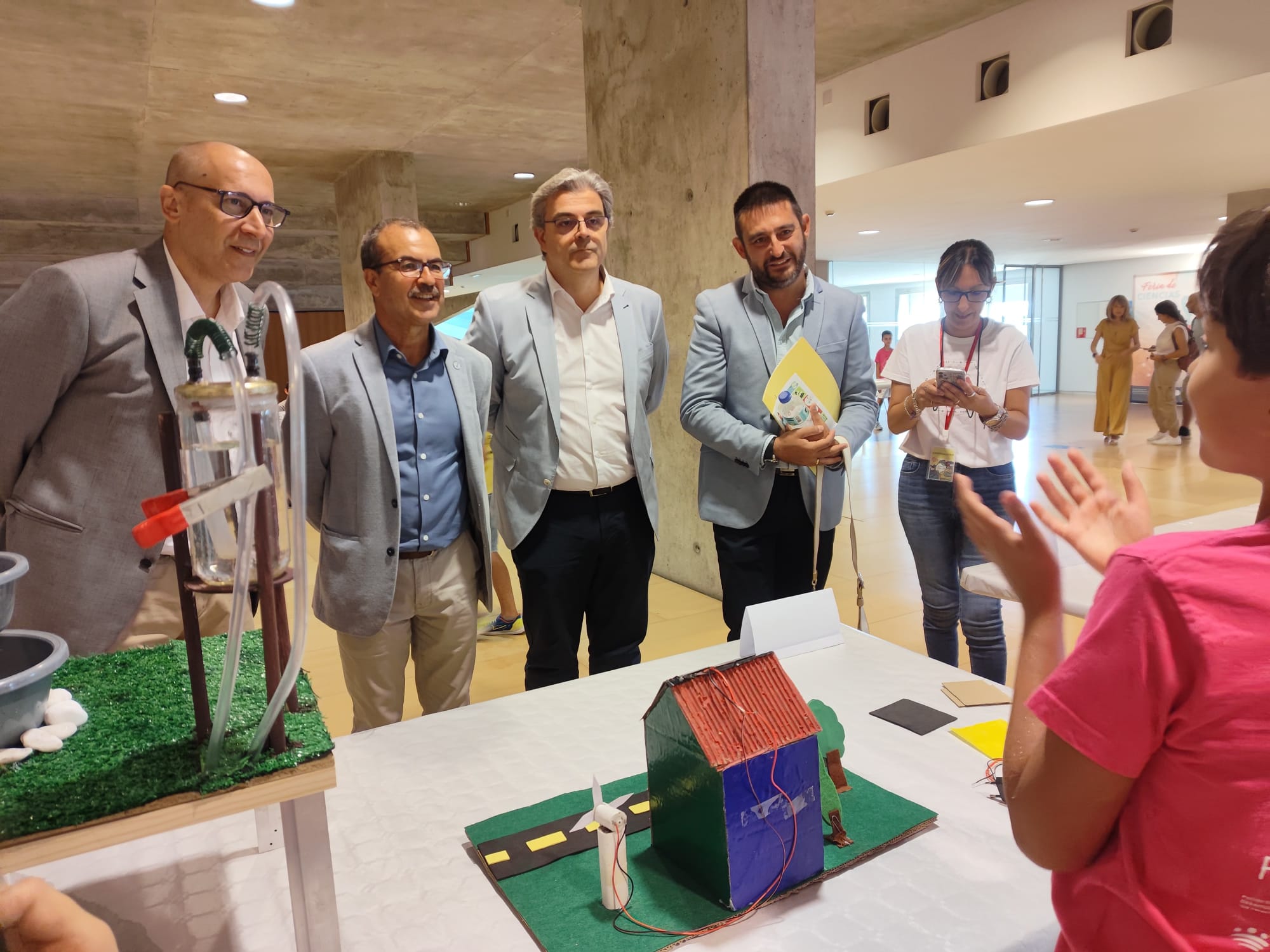 Image 1 of article Alumnos de toda Extremadura muestran 35 experimentos en la X Feria de Ciencias de la Escuela Municipal de Jóvenes Científicos