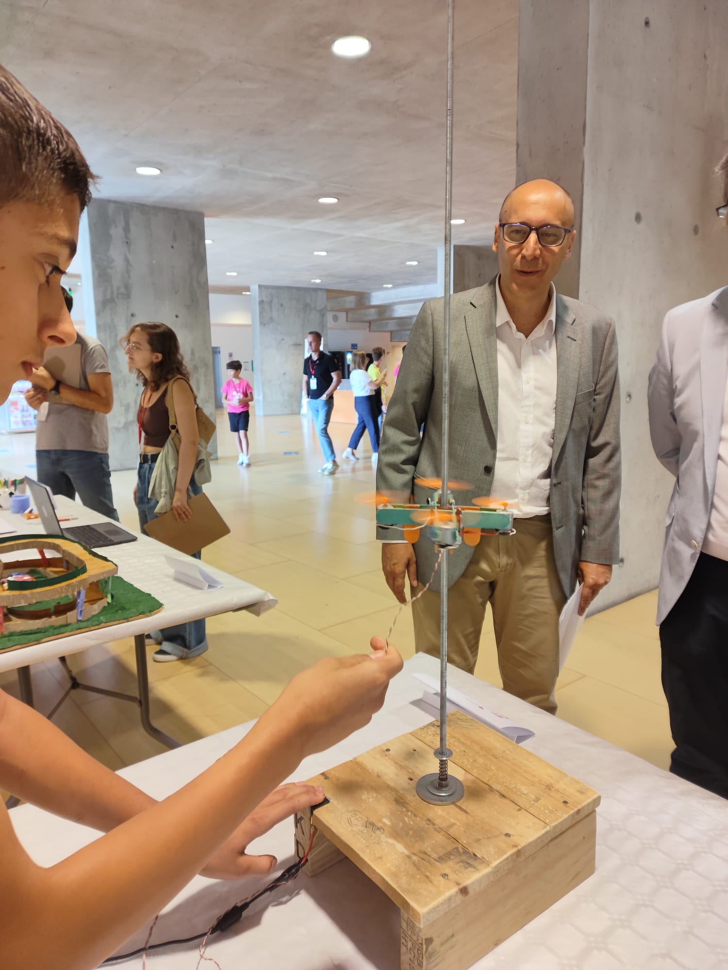 Image 3 of article Alumnos de toda Extremadura muestran 35 experimentos en la X Feria de Ciencias de la Escuela Municipal de Jóvenes Científicos