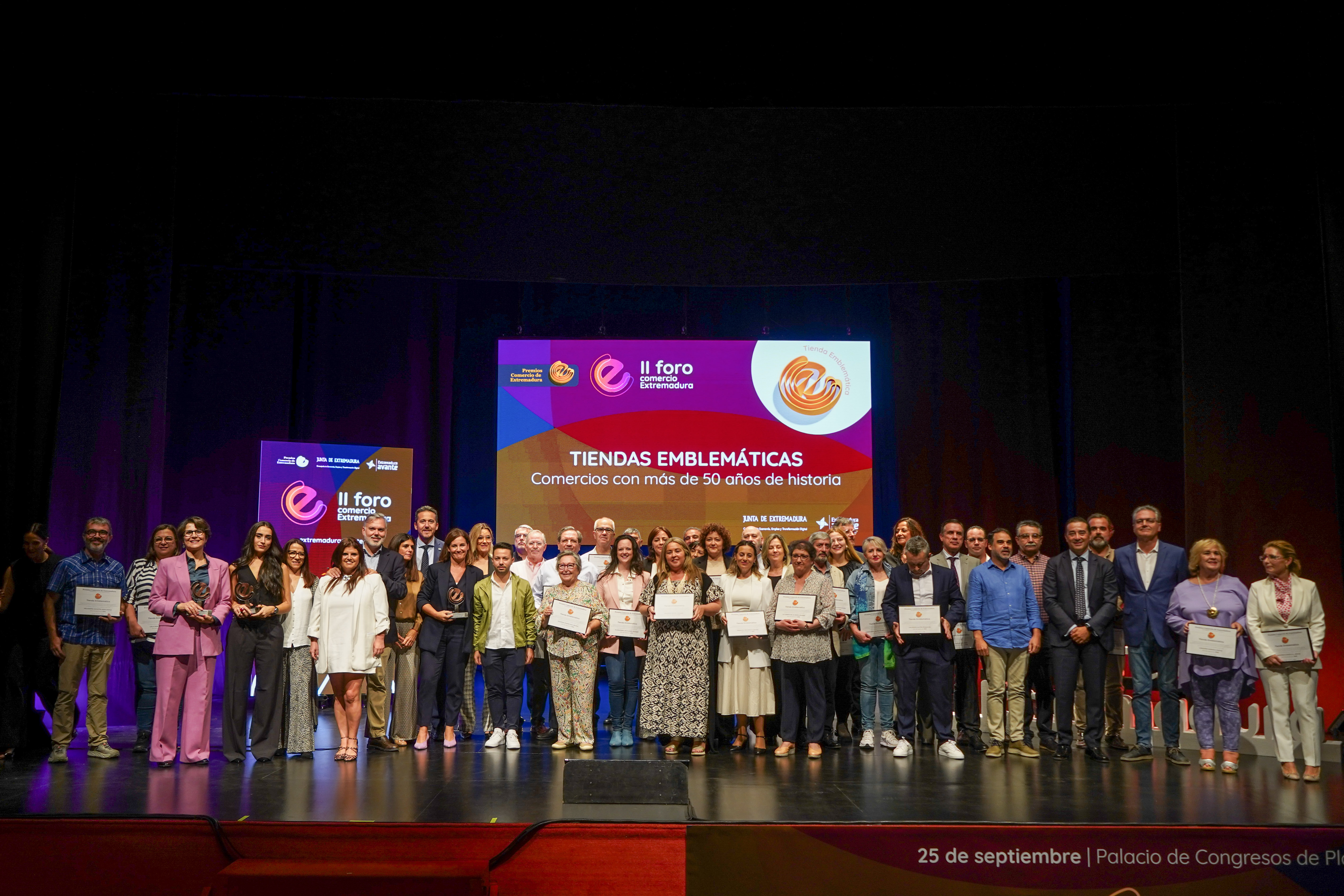 Imagen del artículo Extremadura celebra con éxito su II Foro del Comercio y distingue a medio centenar de profesionales del sector
