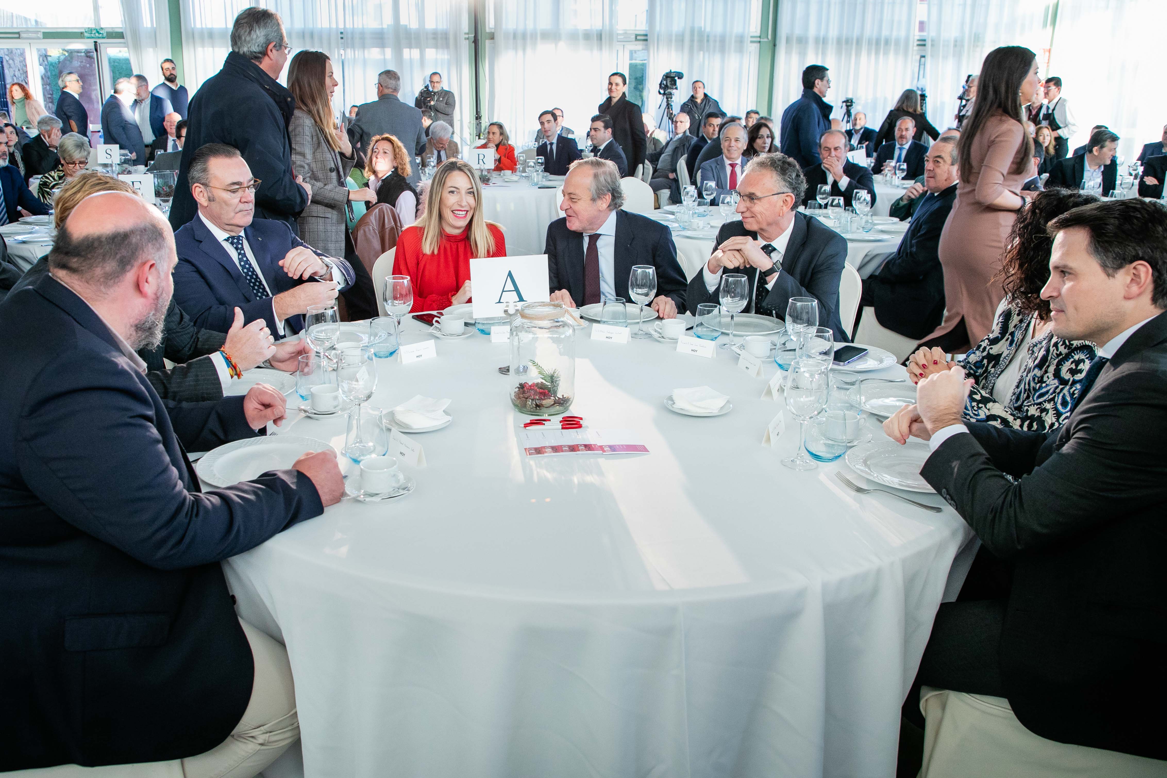 Foto de la presidenta de la Junta y otras autoridades durante el acto