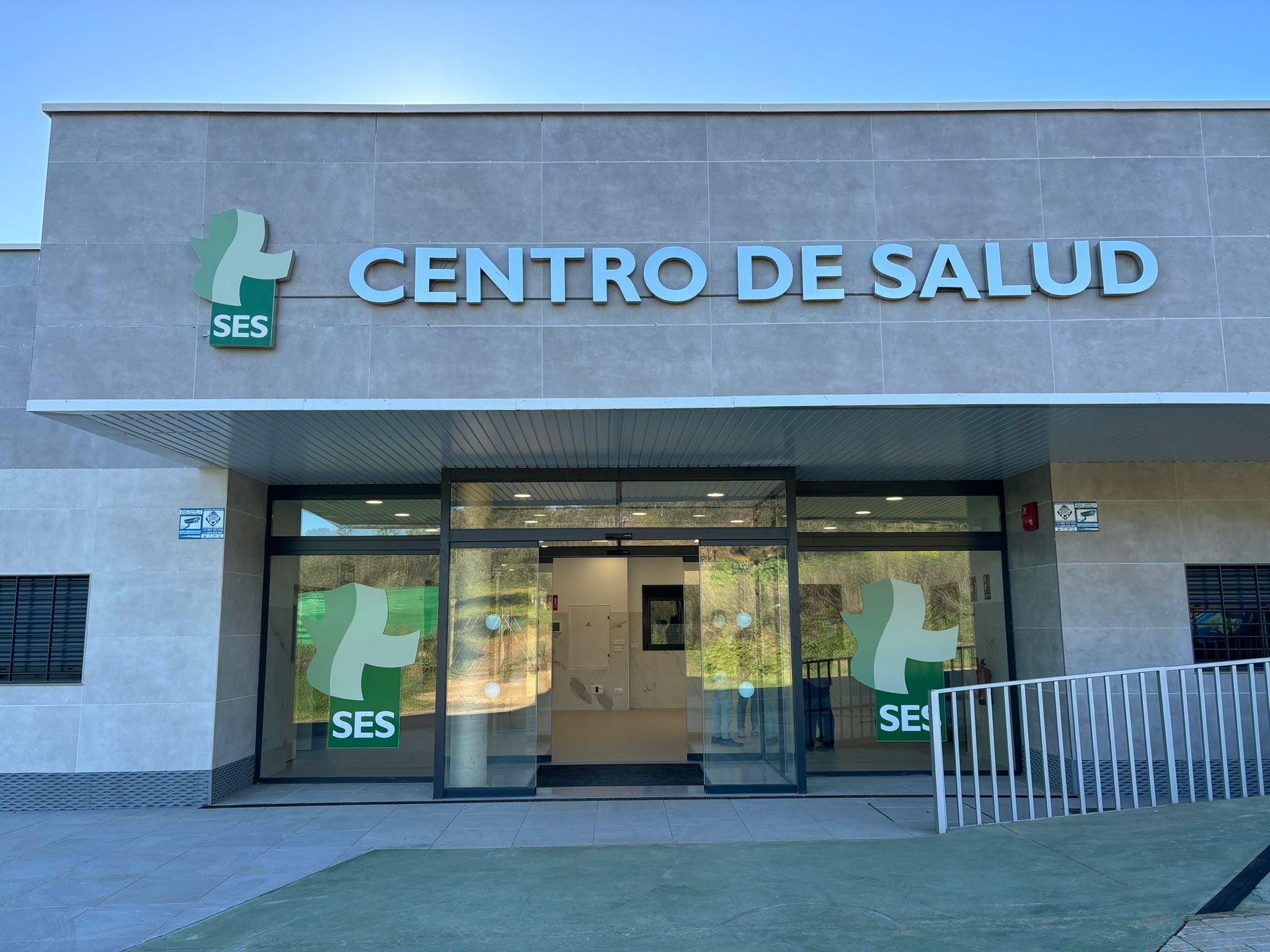 Fachada del Centro de Salud de Logrosán