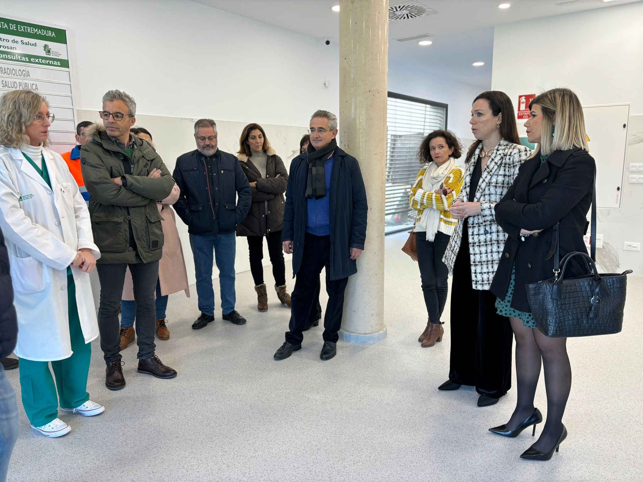 La consejera de Salud visita el Centro de Salud de Logrosán foto 1