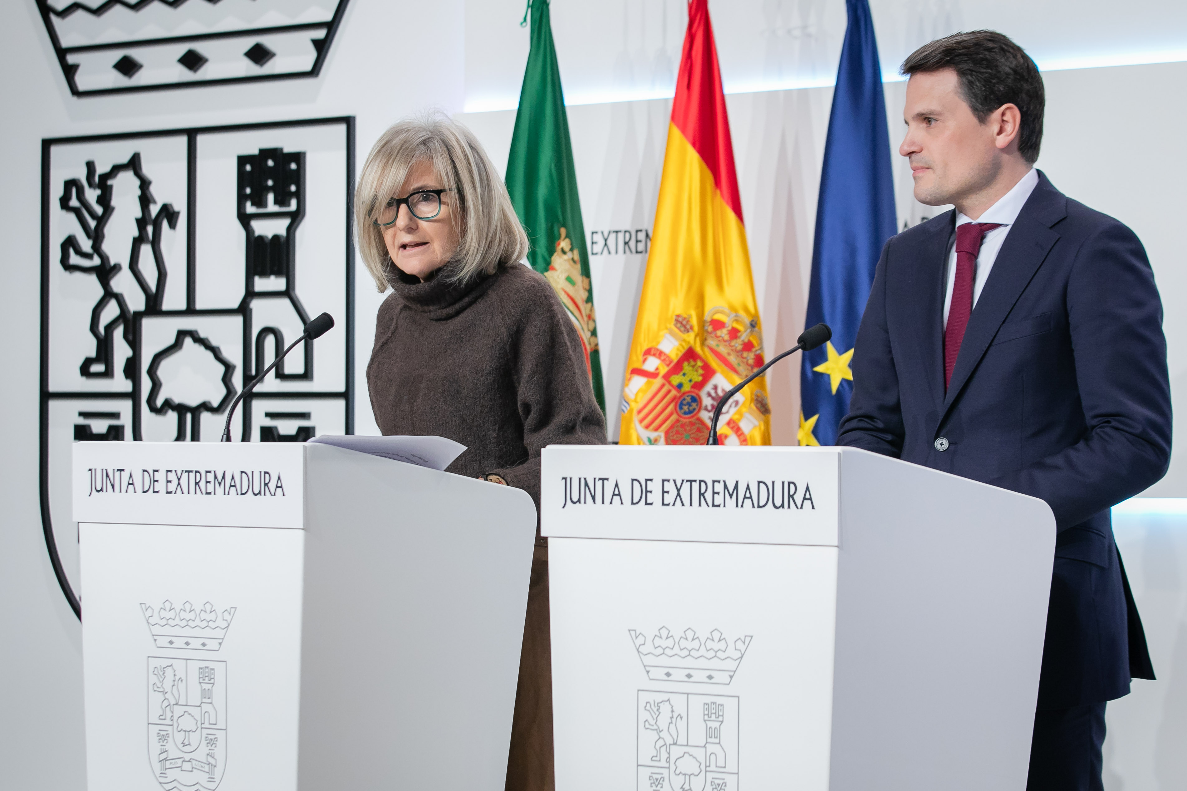 La portavoz de la Junta de Extremadura, Victoria Bazaga, informa de los acuerdos del Consejo de Gobierno, junto al consejero de Presidencia, Interior y Diálogo Social, Abel Bautista.