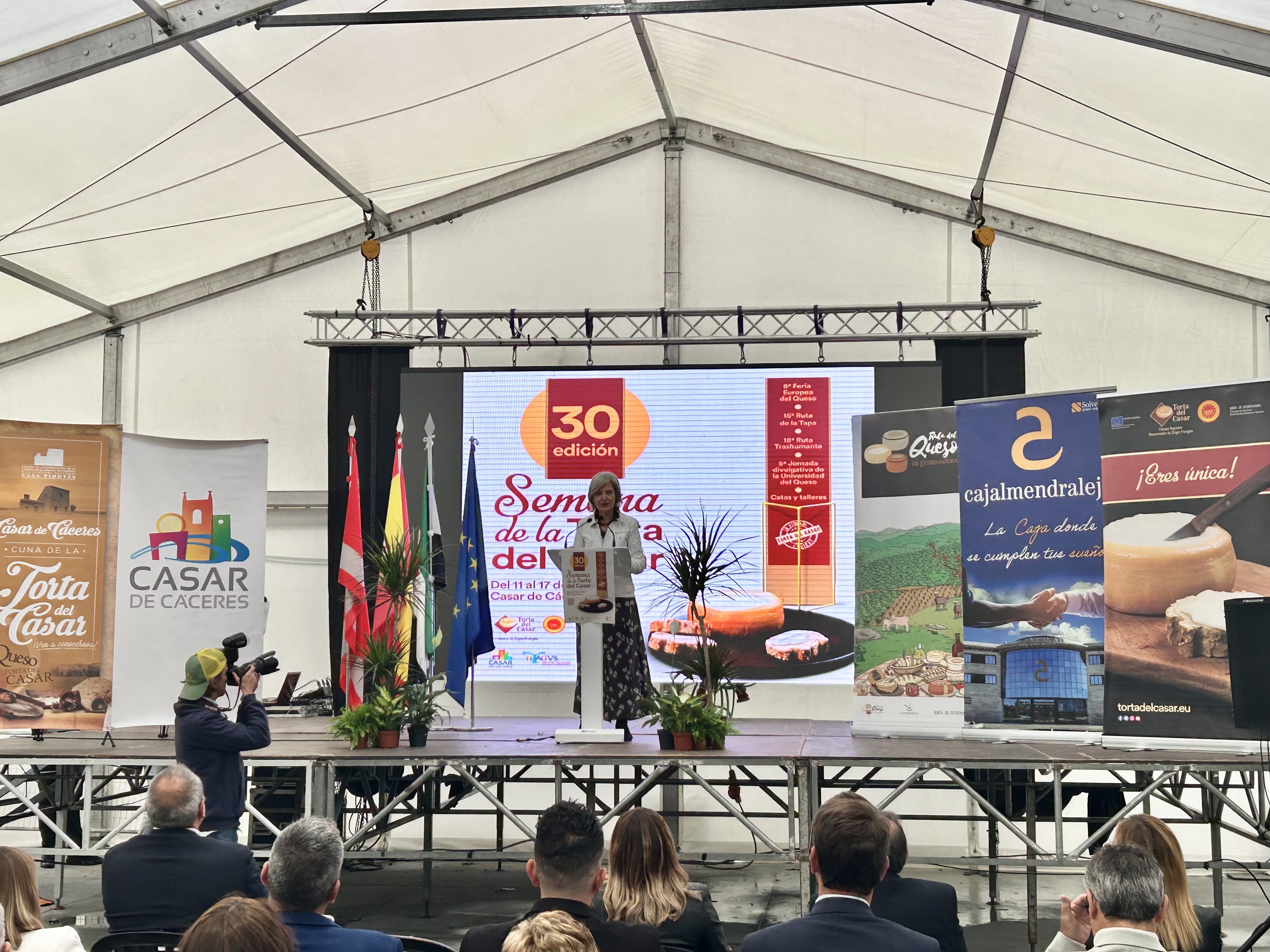 Imagen del artículo La consejera Victoria Bazaga destaca la Torta del Casar como emblema gastronómico de Extremadura conocido internacionalmente