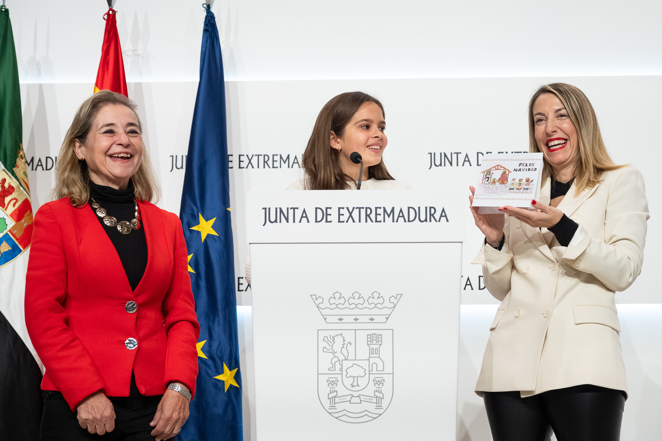 Image 2 of article La presidenta entrega los premios a las postales navideñas con las que la Junta de Extremadura felicitará las fiestas