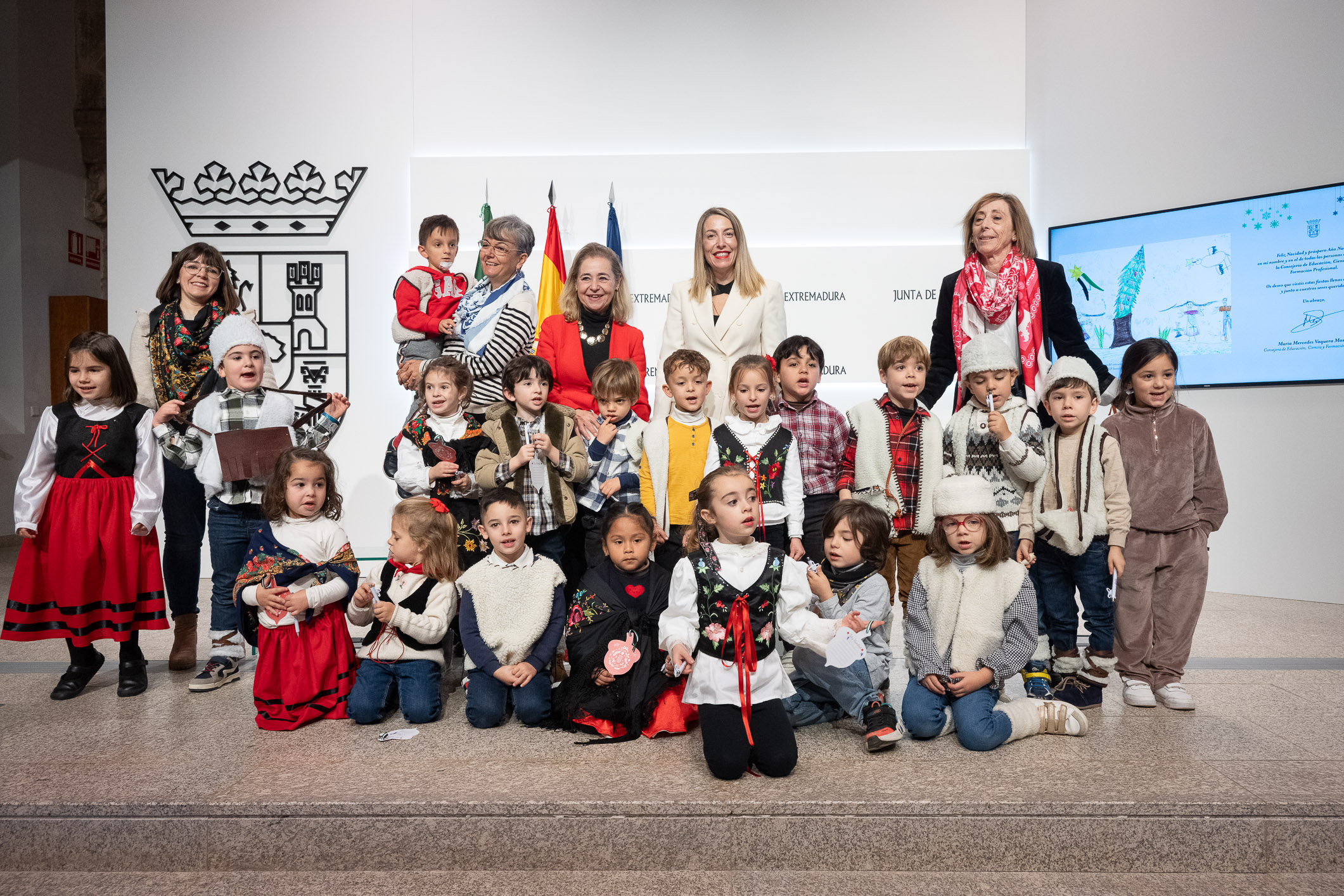 Image 3 of article La presidenta entrega los premios a las postales navideñas con las que la Junta de Extremadura felicitará las fiestas