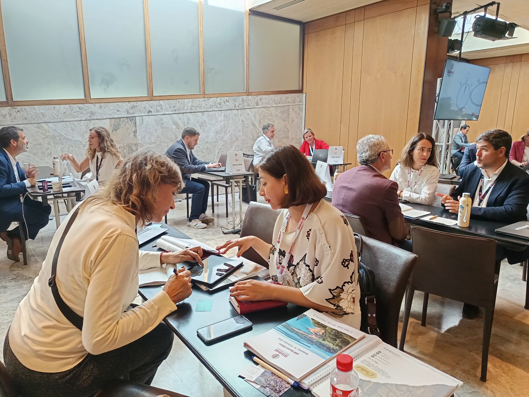 Image 1 of article La Junta presenta Extremadura como destino de negocios e incentivos a 20 compradores especializados en Santander