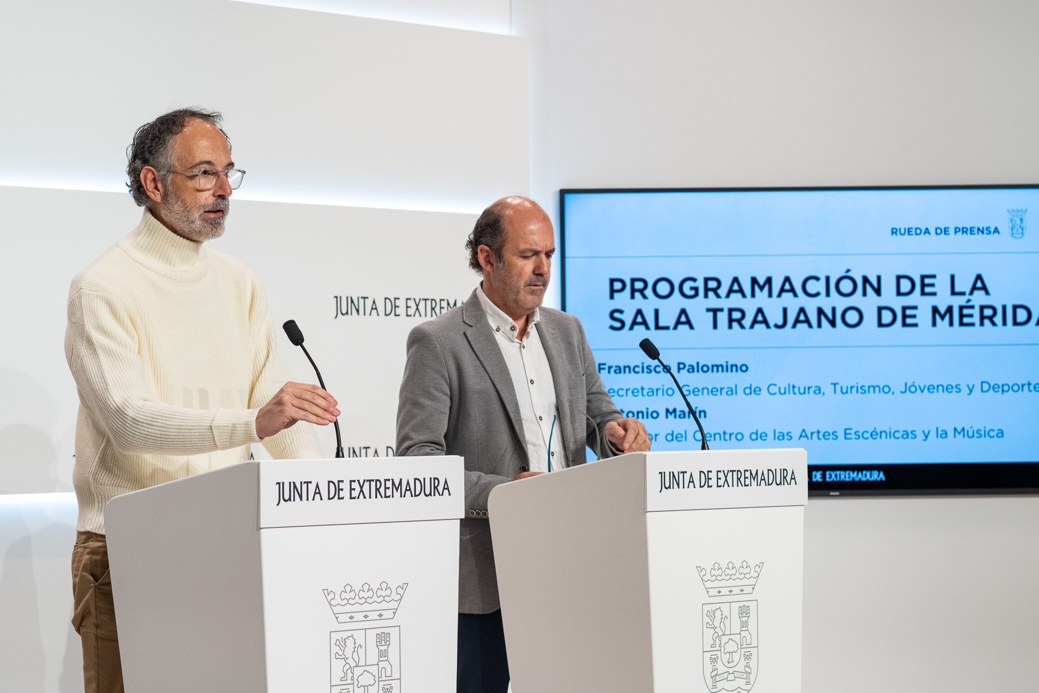 Foto del secretario general de Cultura y el director del CEMART durante la rueda de prensa