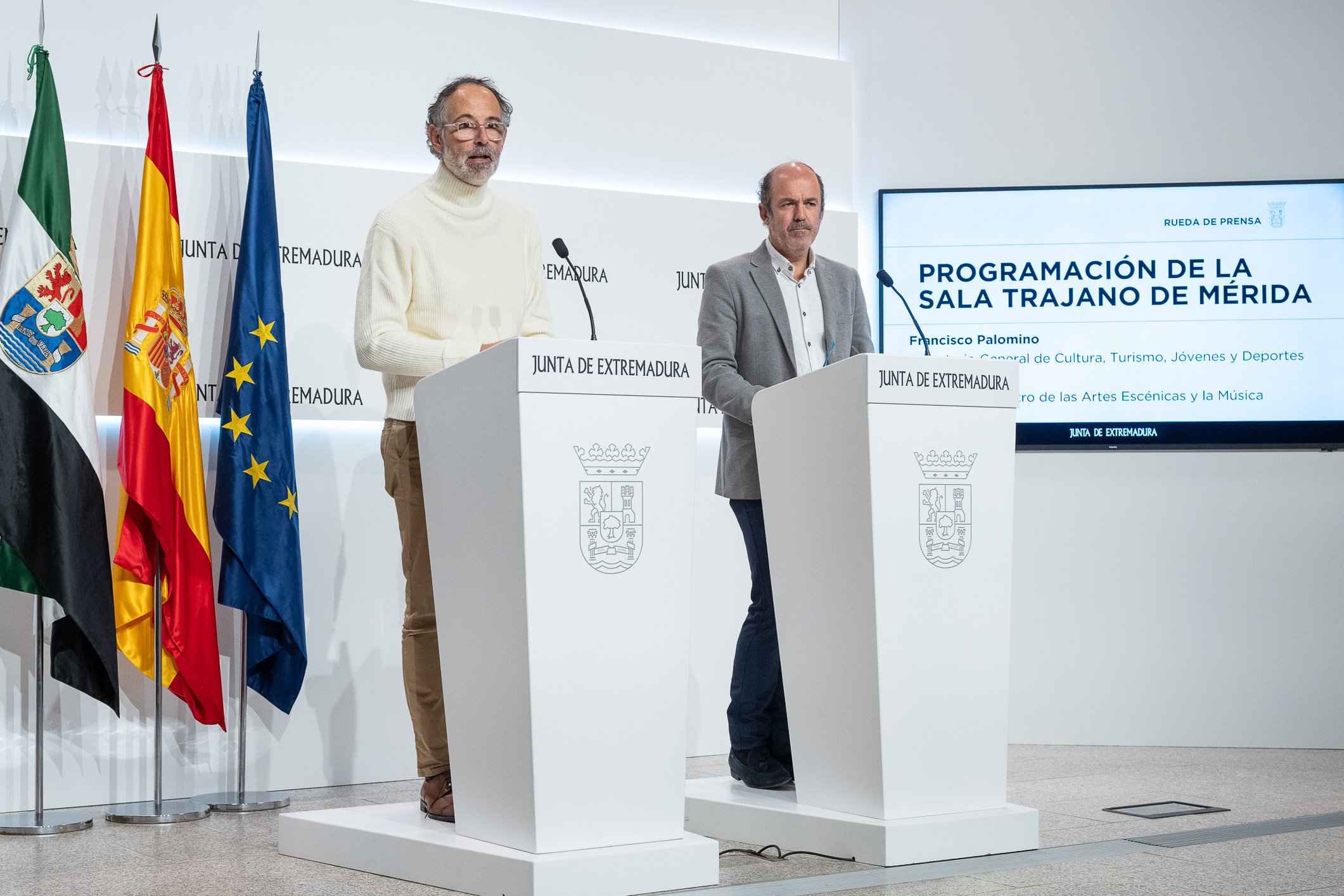 Foto del secretario general de Cultura y el director del CEMART durante la rueda de prensa