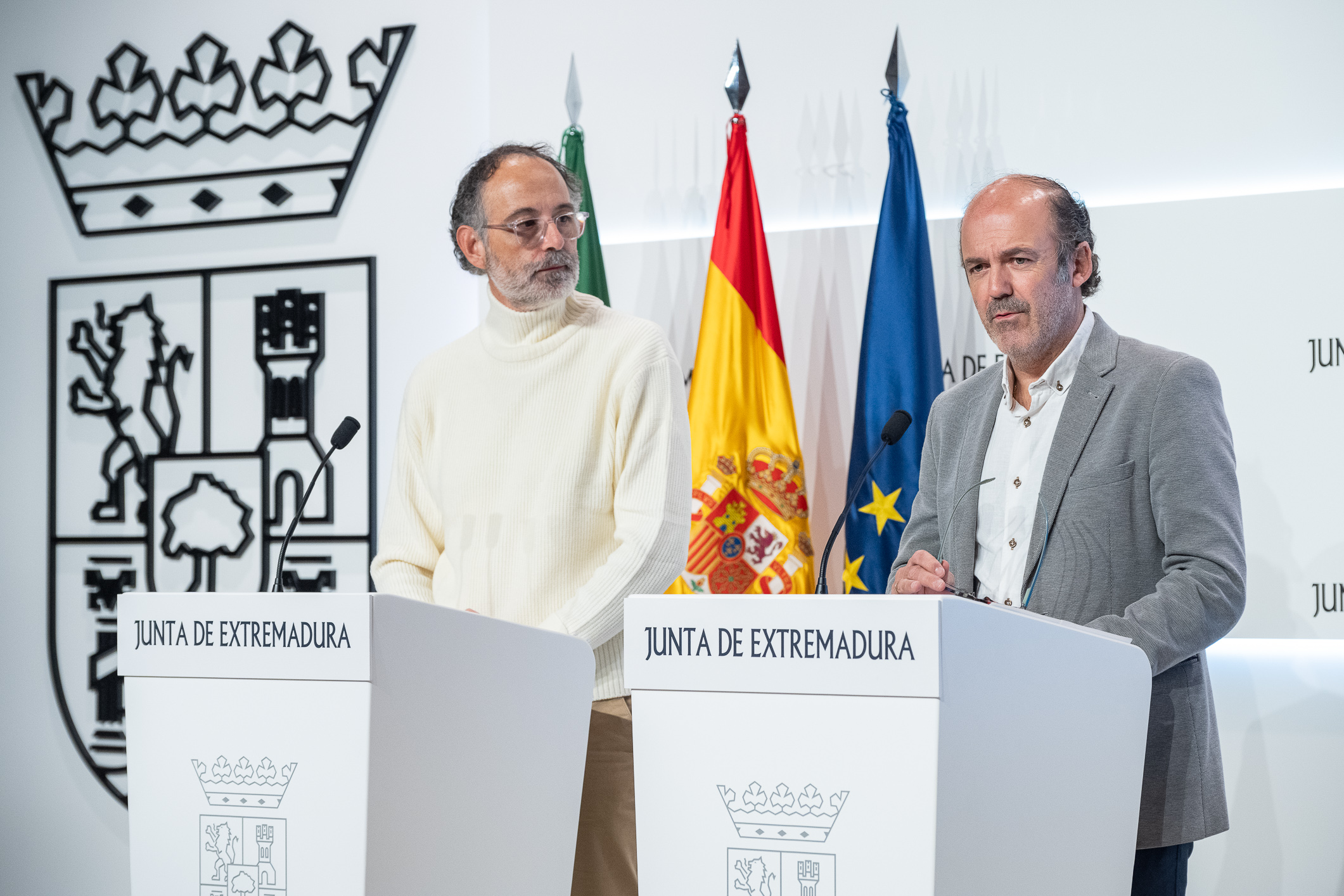 Foto del secretario general de Cultura y el director del CEMART durante la rueda de prensa