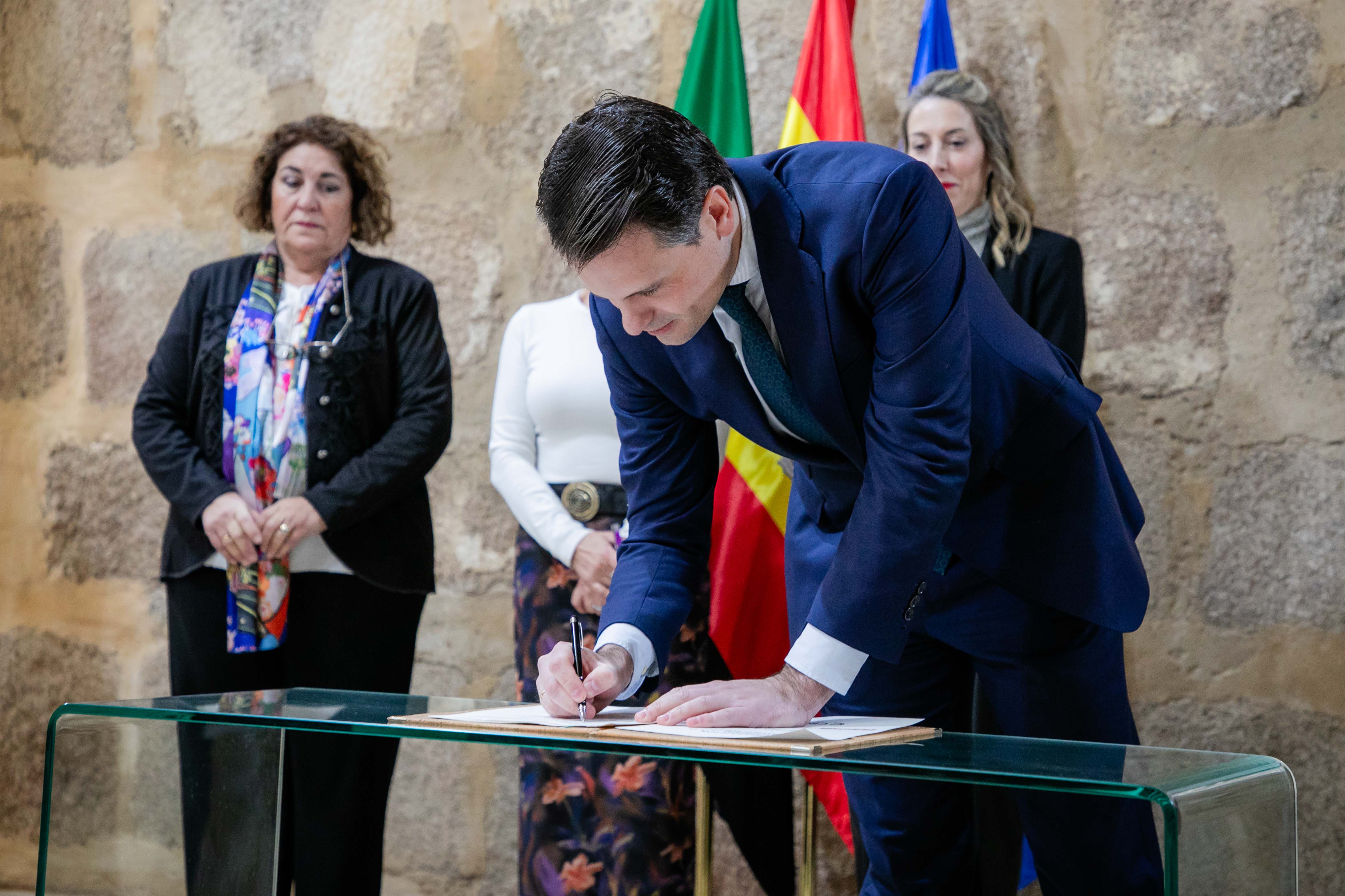 Firma del consejero de Presidencia, Abel Bautista. 