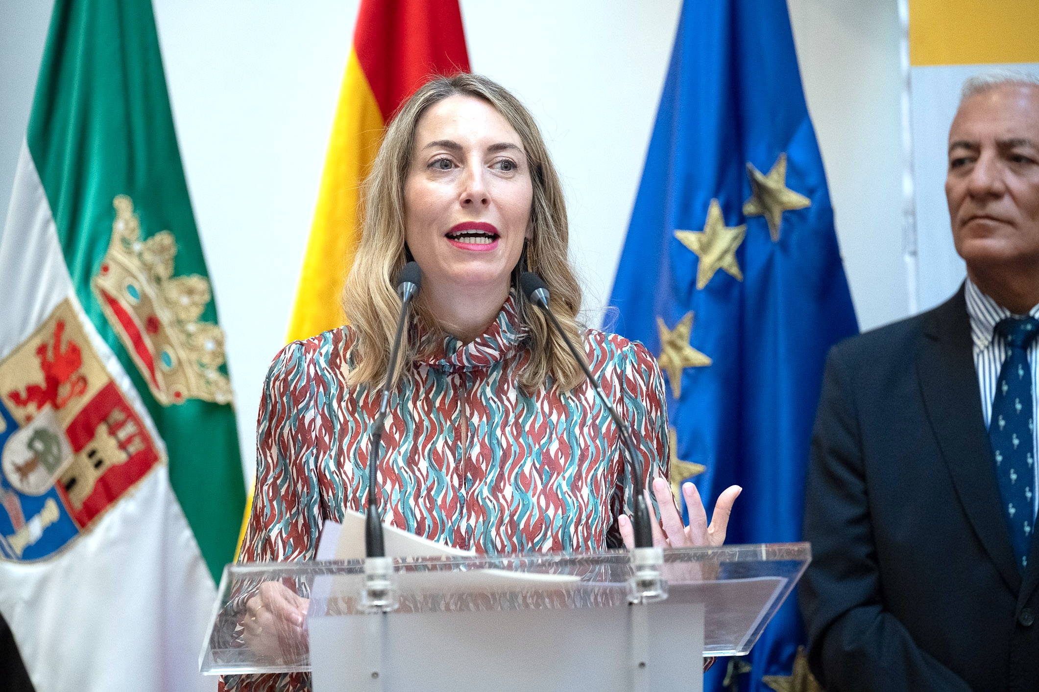 La presidenta de la Junta, María Guardiola, interviene en la toma de posesión del nuevo delegado del Gobierno. 