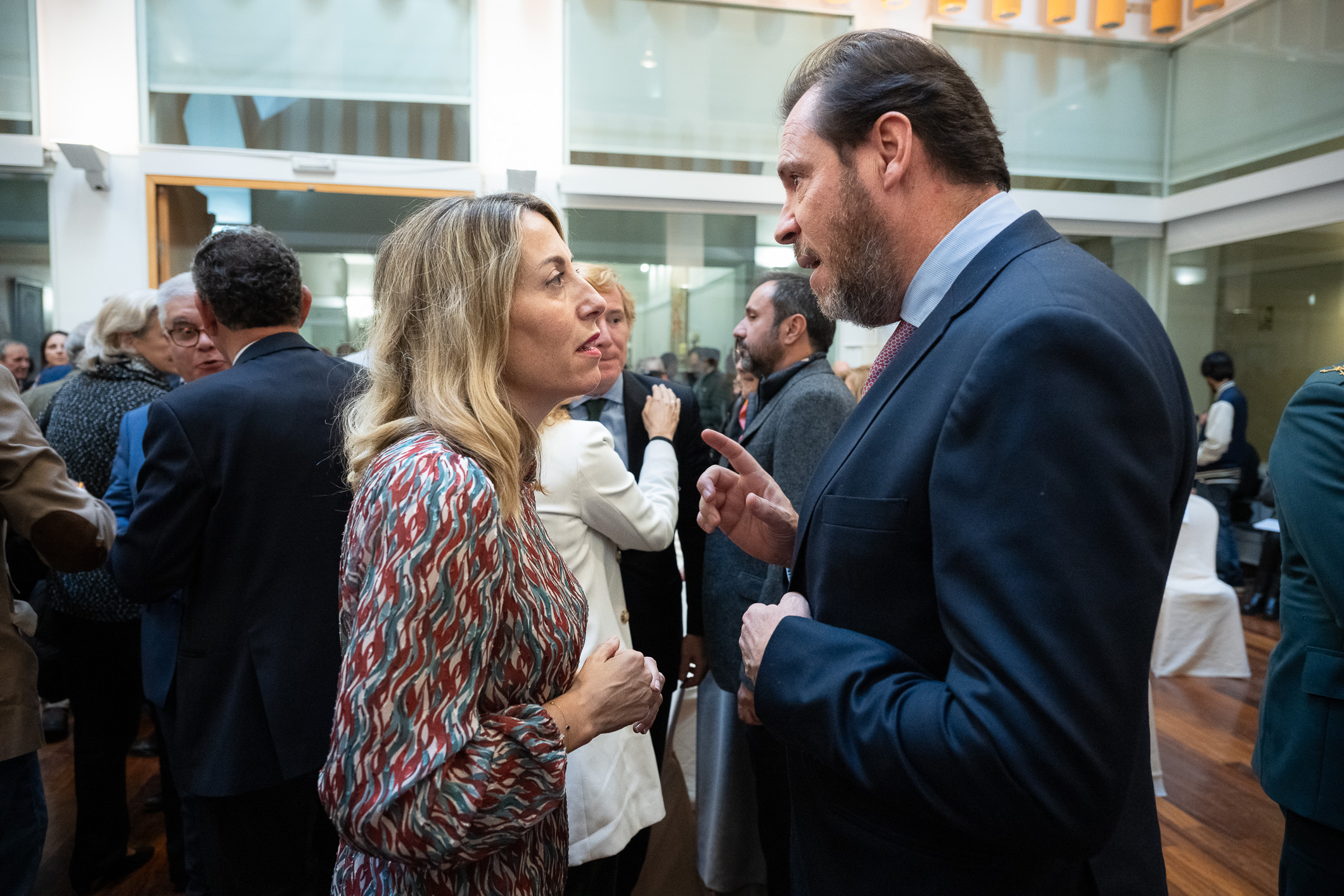 La presidenta de la Junta, María Guardiola, junto al ministro de Transportes y Movilidad Sostenible, Oscar Puente.