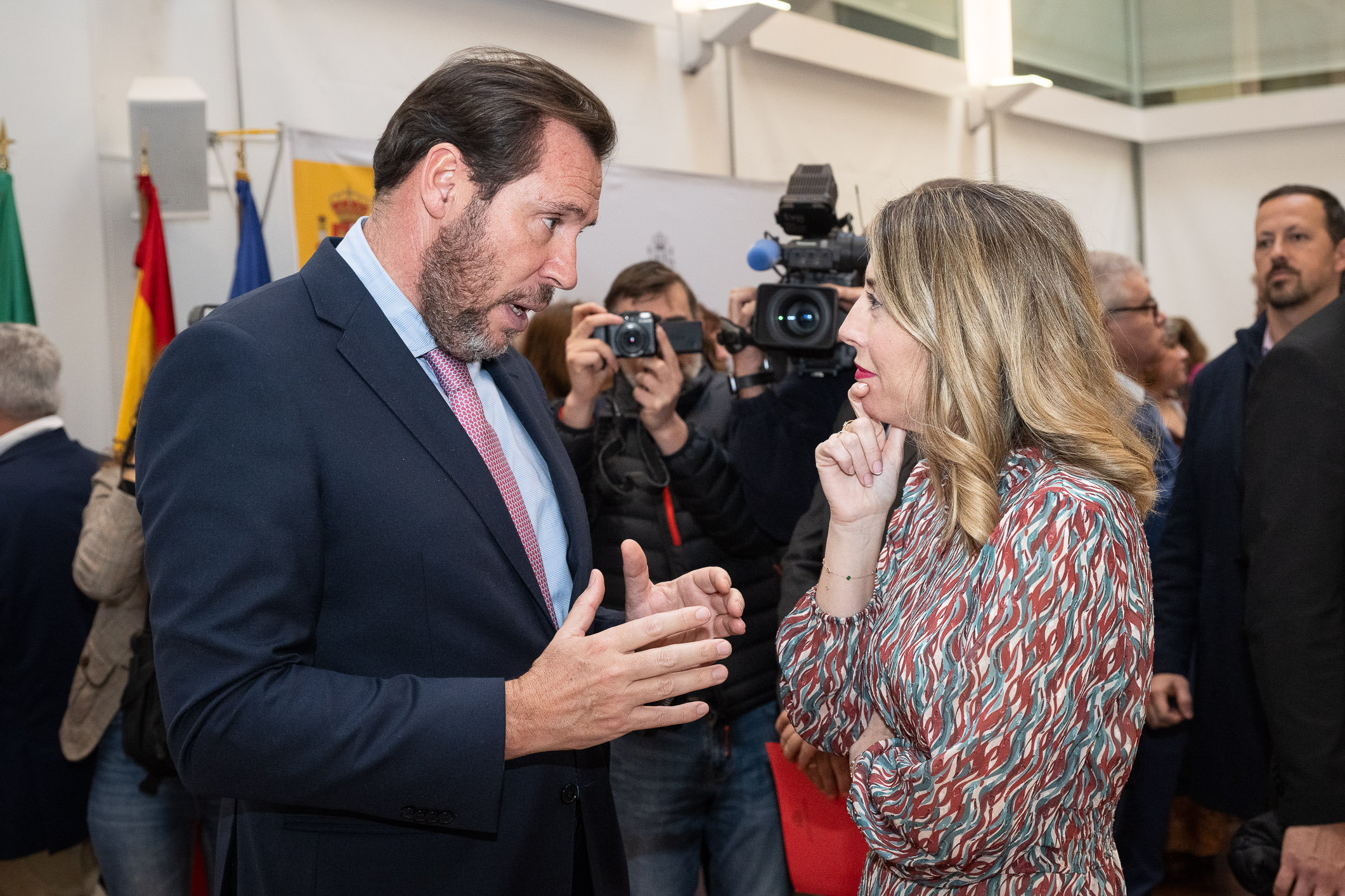 La presidenta de la Junta, María Guardiola, junto al ministro de Transportes y Movilidad Sostenible, Oscar Puente.