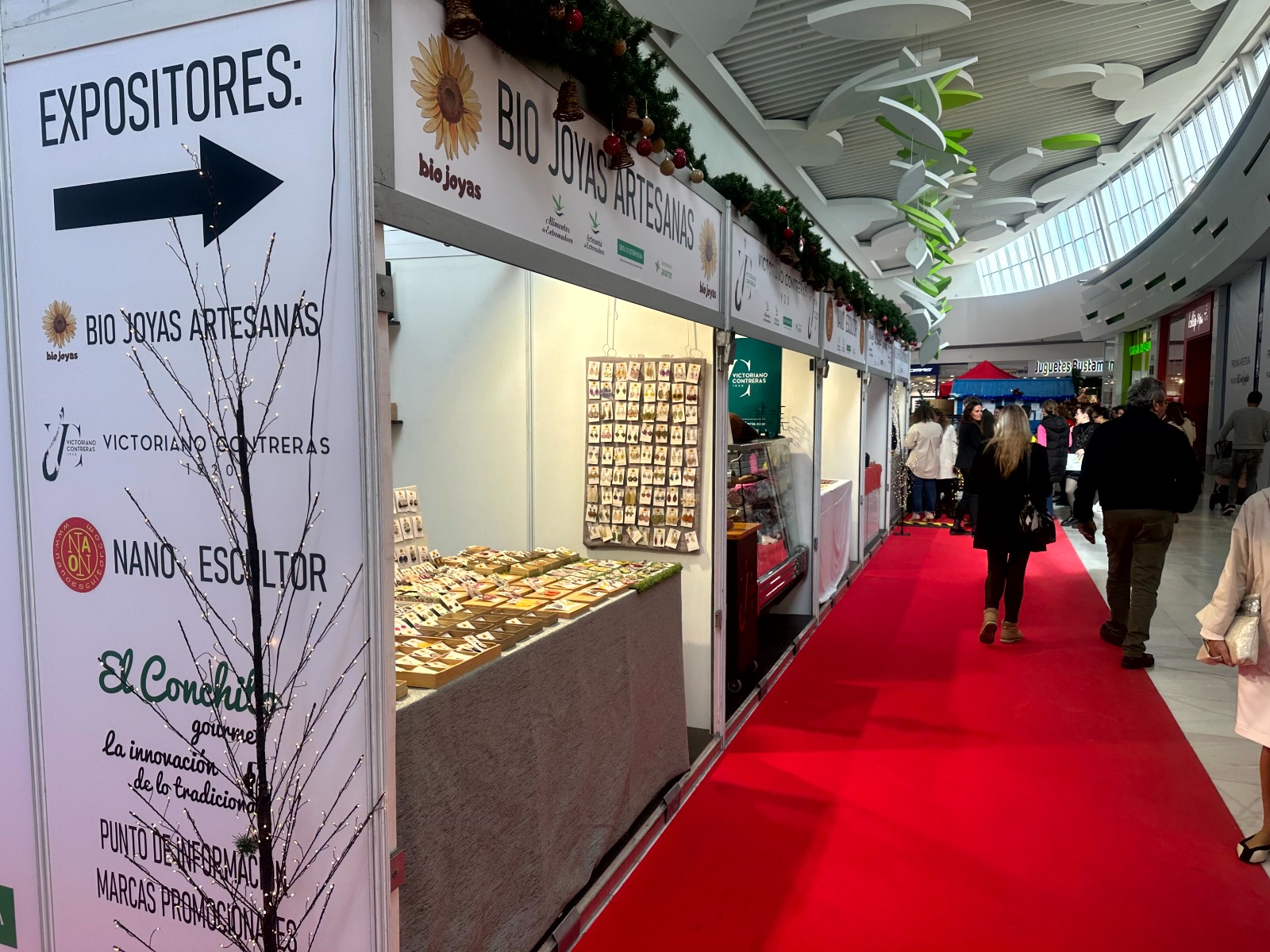 Image 1 of article Los productos extremeños se promocionan en un punto de venta navideño en el centro comercial El Faro de Badajoz